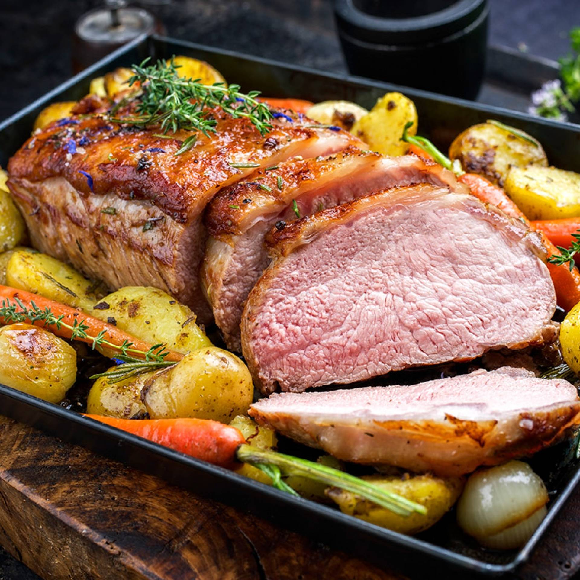 Lomo de cerdo con vegetales rostizados