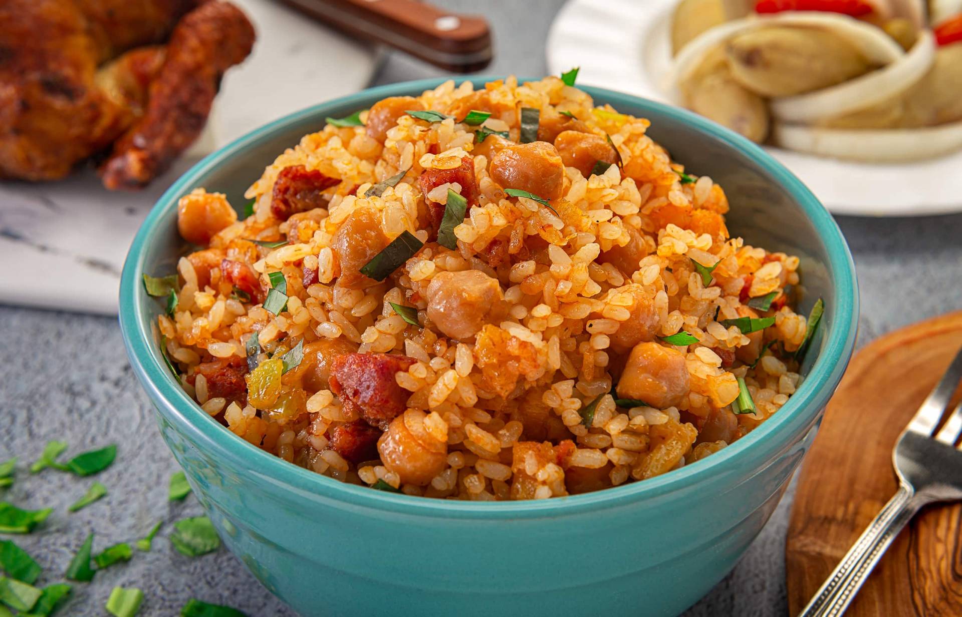 Bistec de pollo encebollado con arroz mamposteao'