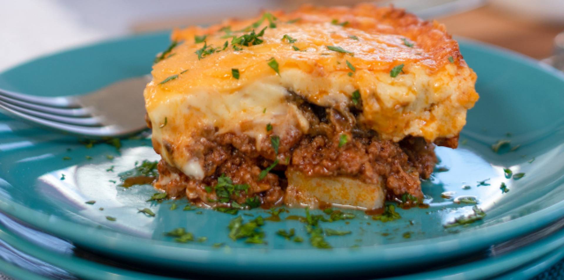 Pastelon de amarillo relleno de pollo guisado con ensalada de granos