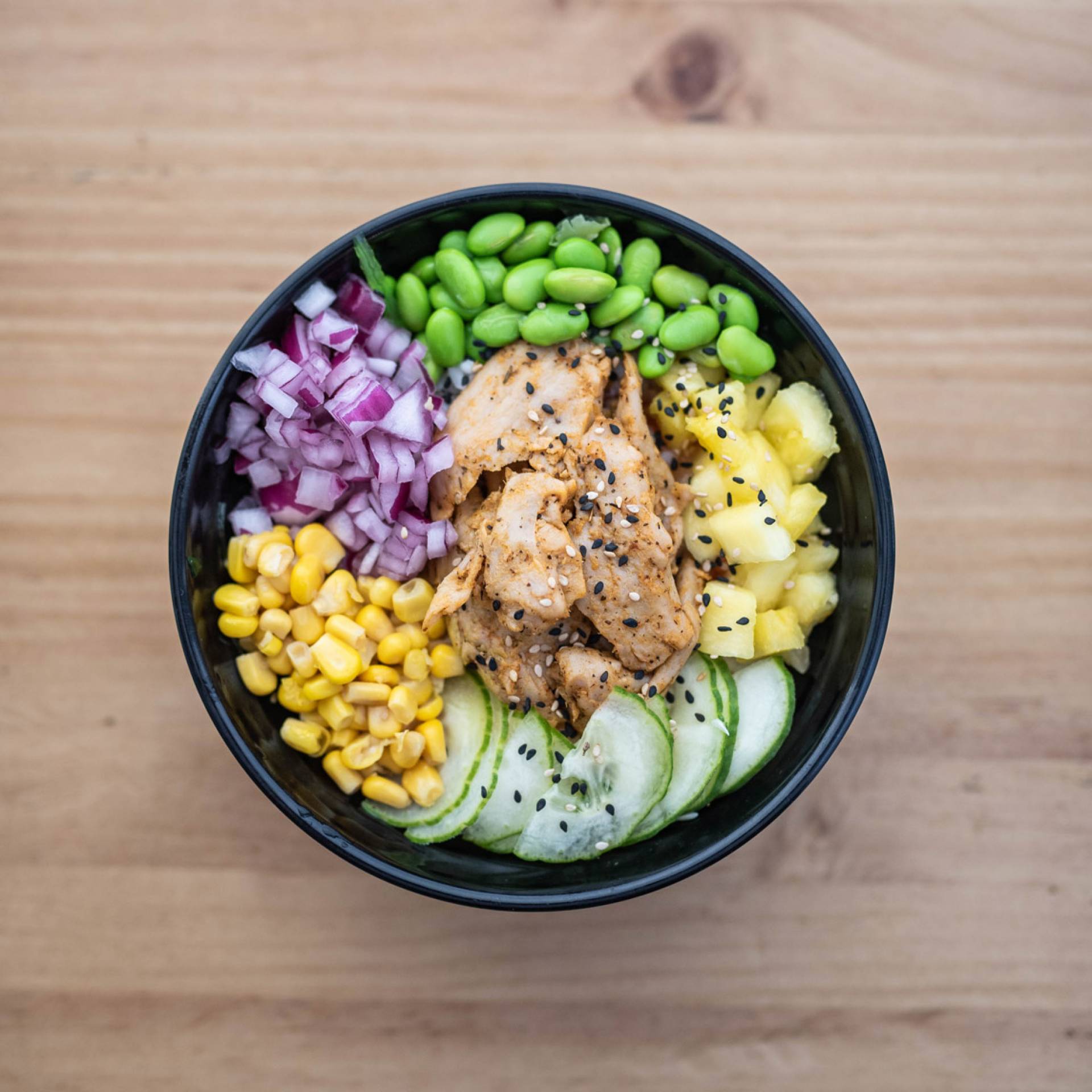 C.  TROPICAL BOWL: pollo, maíz, cebollas y piña sobre arroz de coliflor