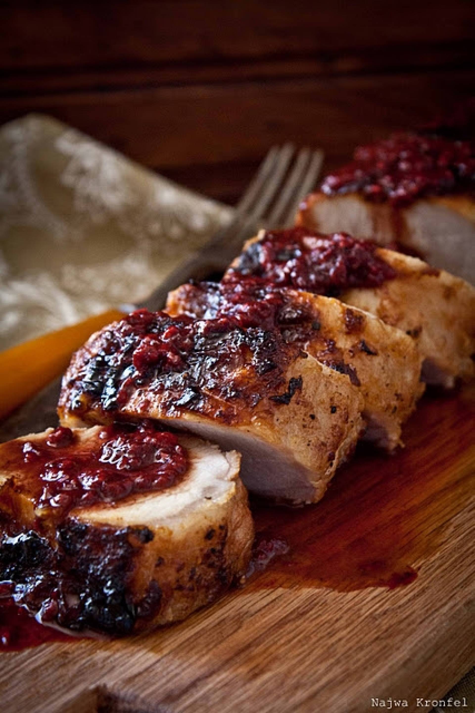 Lomo de cerdo en salsa cranberry acompañado de papas horneadas