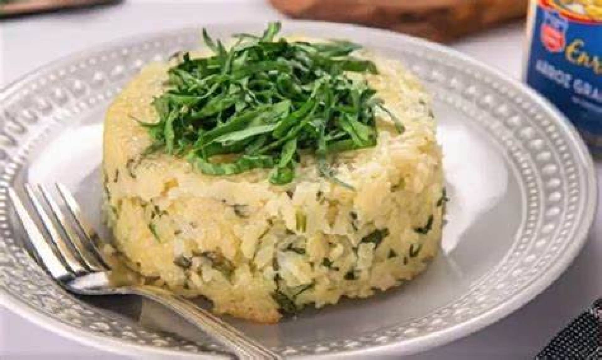 Pastelon de arroz rellleno de queso y espinaca con albondigas en salsa criolla