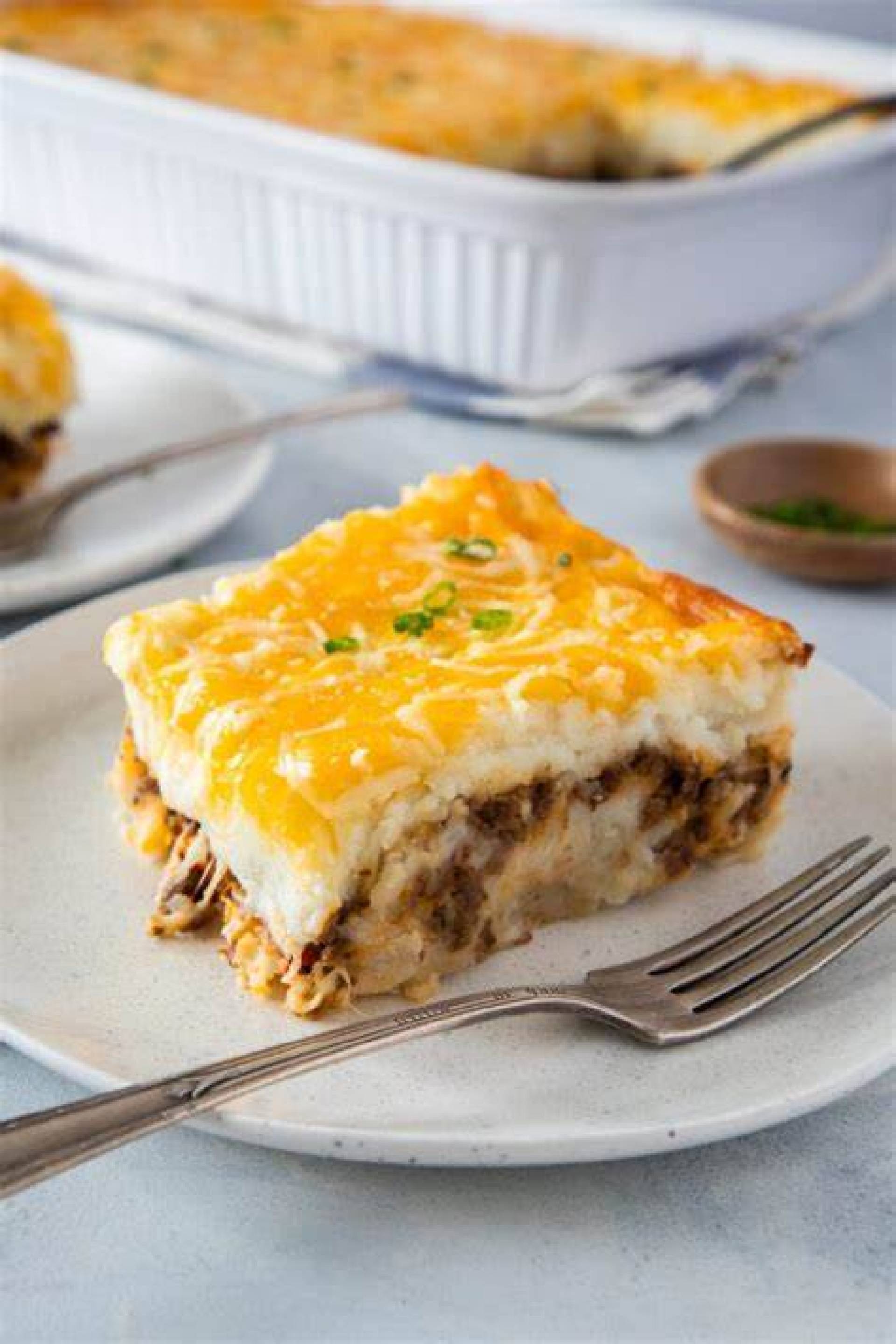 Pastelon de viandas relleno de pollo guisado acompanado con ensalada de granos