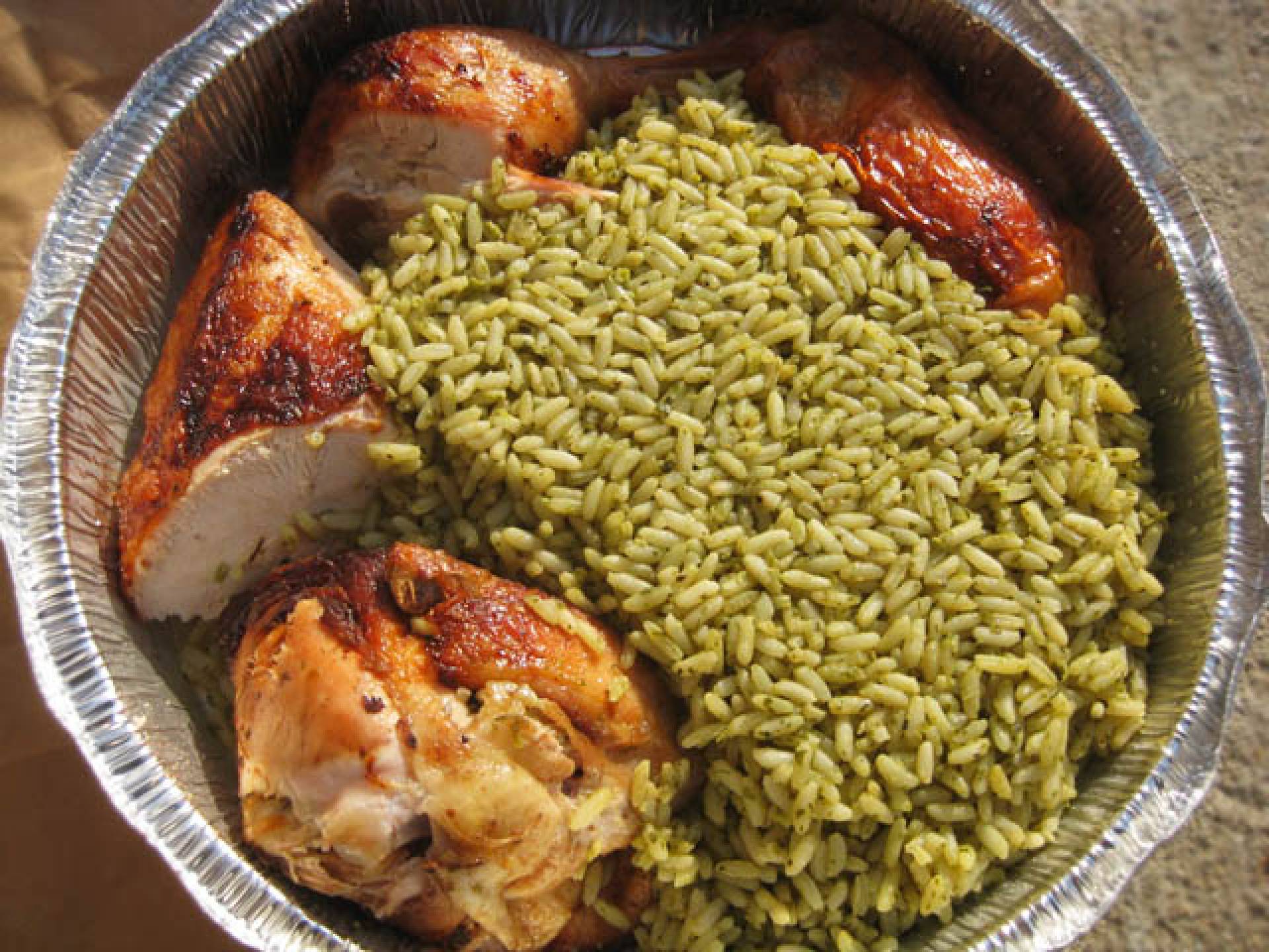 Pechuga de pavo a la parrilla acompanada arroz verde