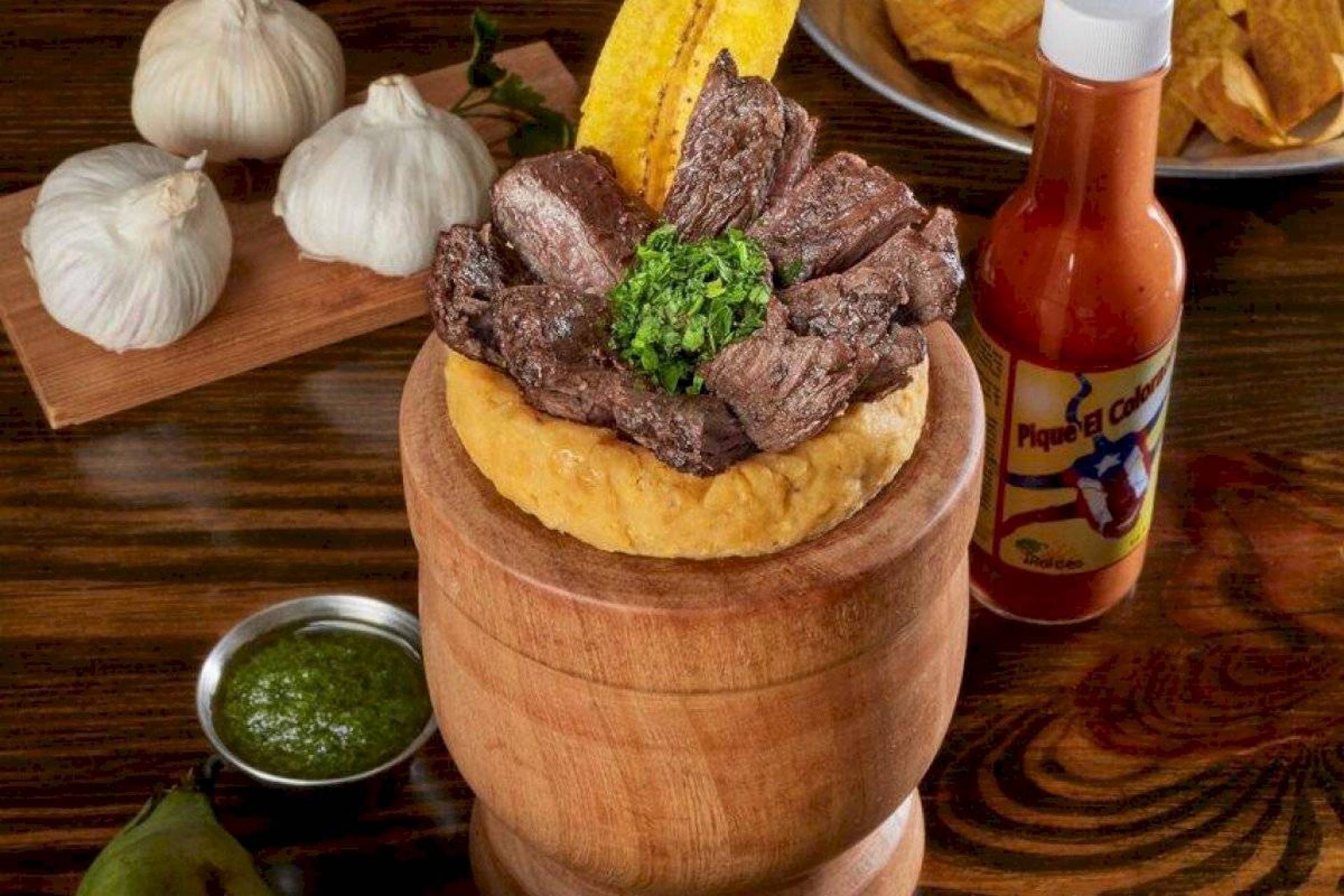 Tiras de pollo en salsa alajillo con majado de platano (mofongo)