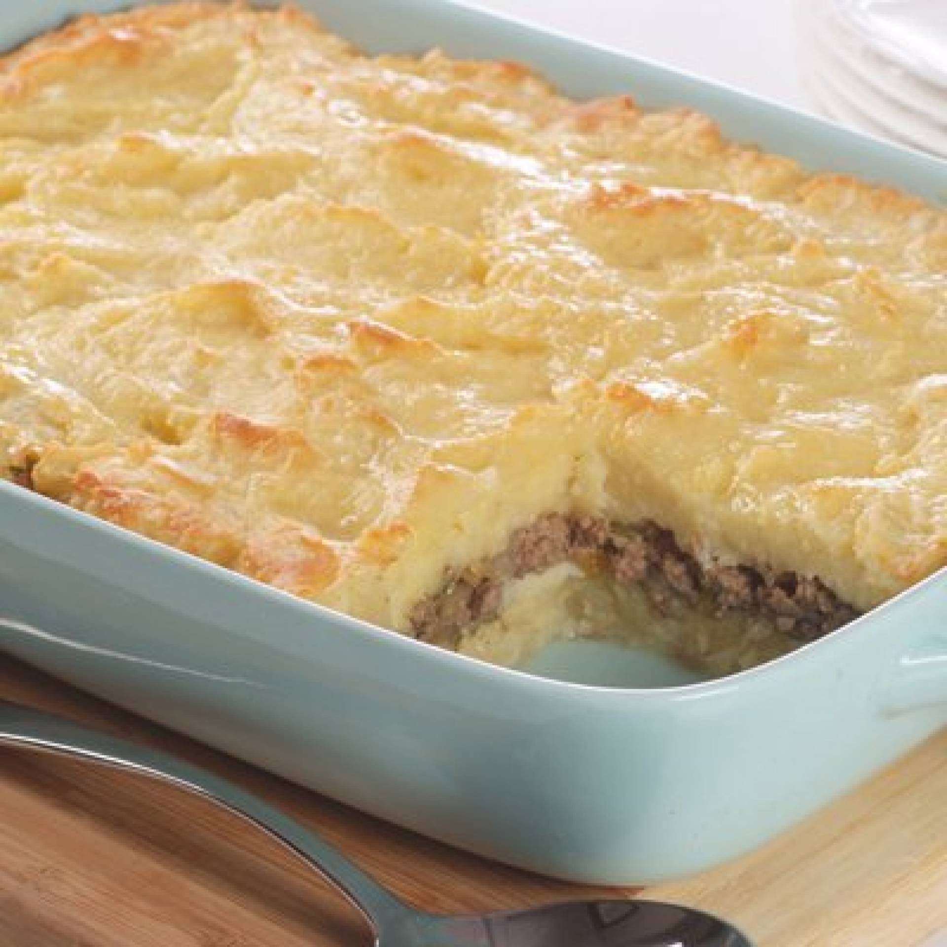 Pastelon de yuca relleno de molida de pavo acompanado con ensalada fresca