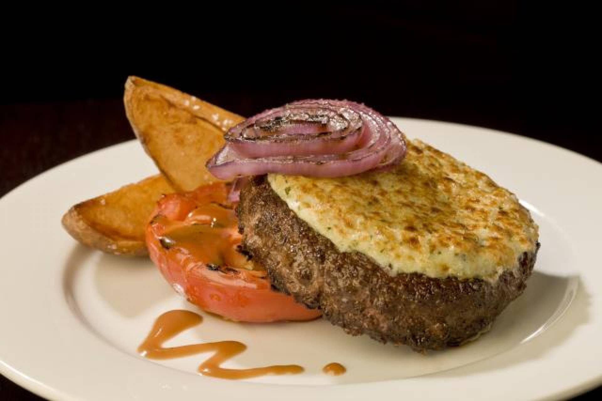 Hamburger de pavo al plato acompañado de batatas wedges