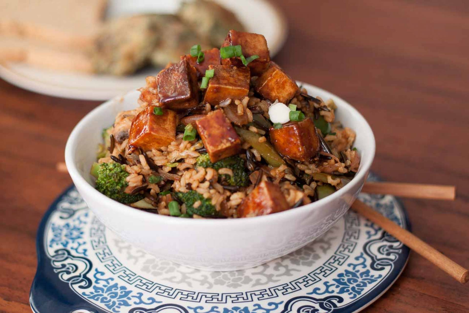 Tofu y vegetales salteados con arroz integral