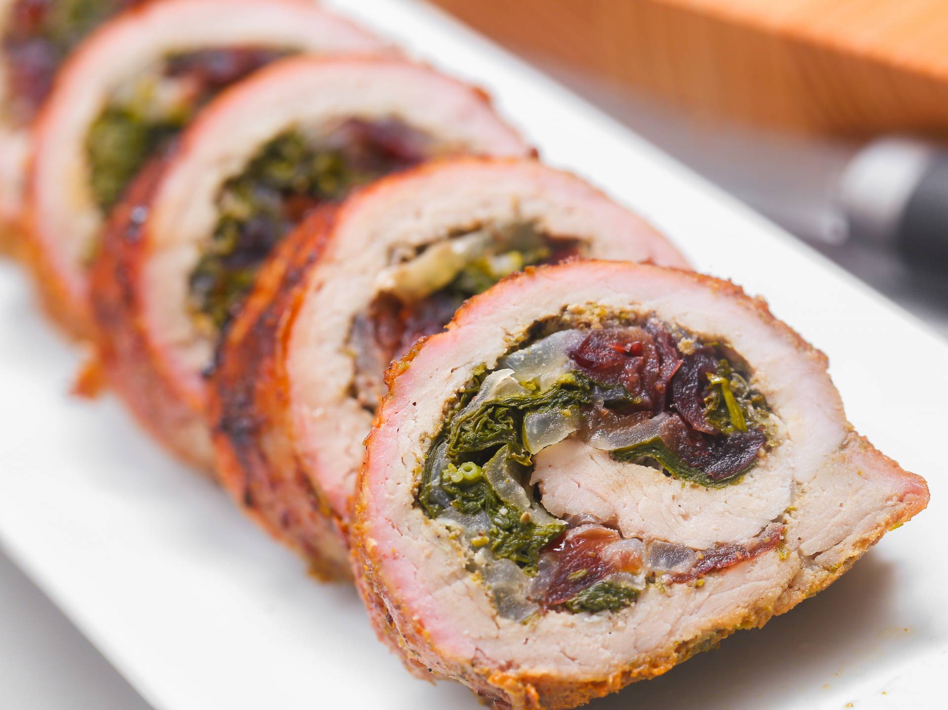 Lomo de cerdo relleno de brócoli acompañado de arroz verde