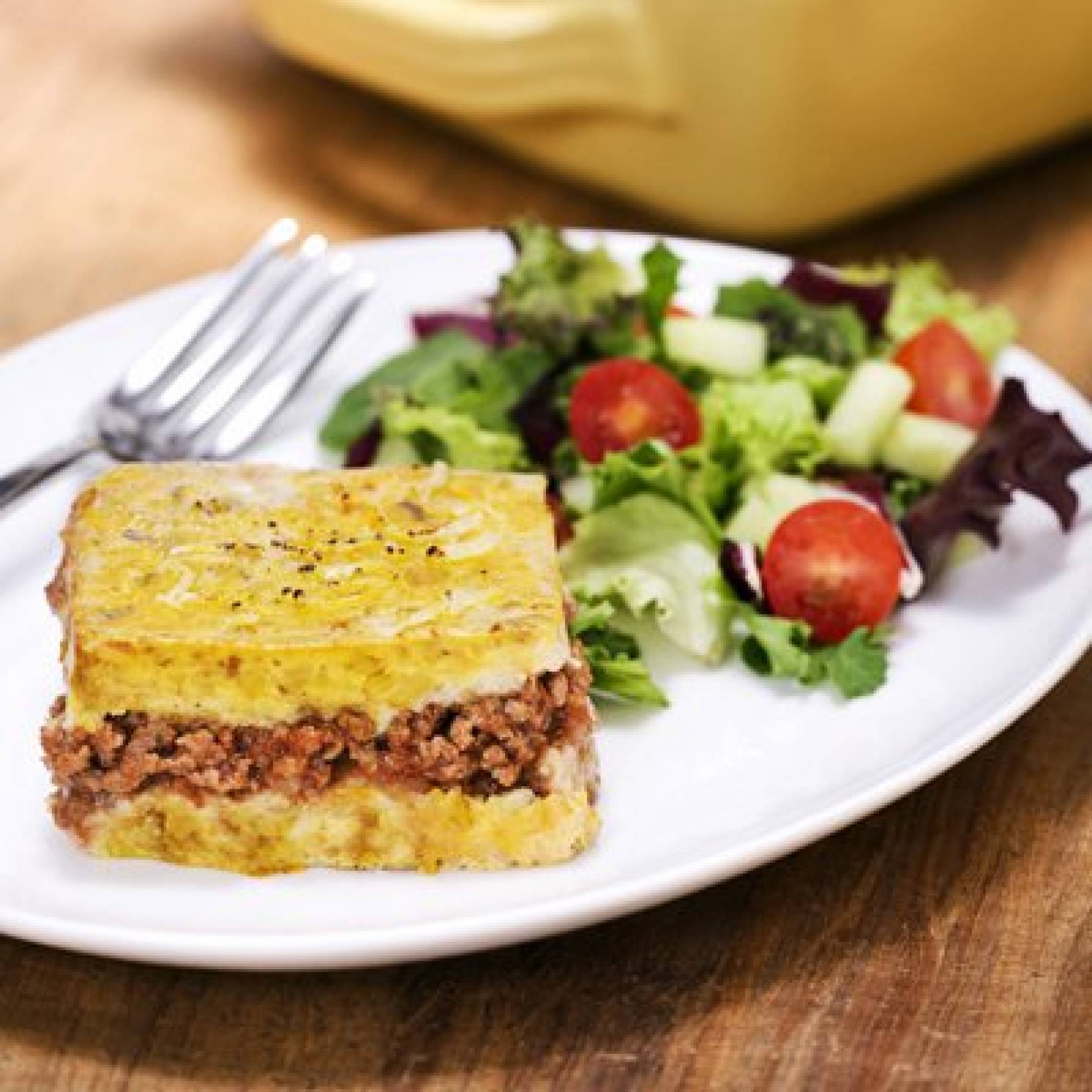 Pastelon de amarillo relleno de pollo guisado con ensalada fresca