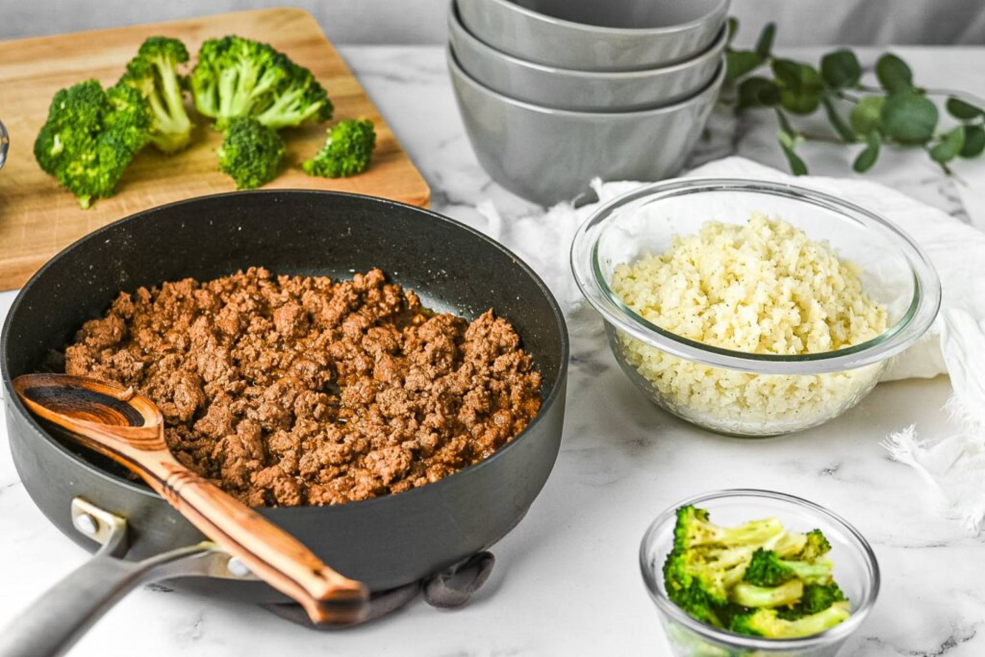 Carne mechada acompanada de arroz de coliflor