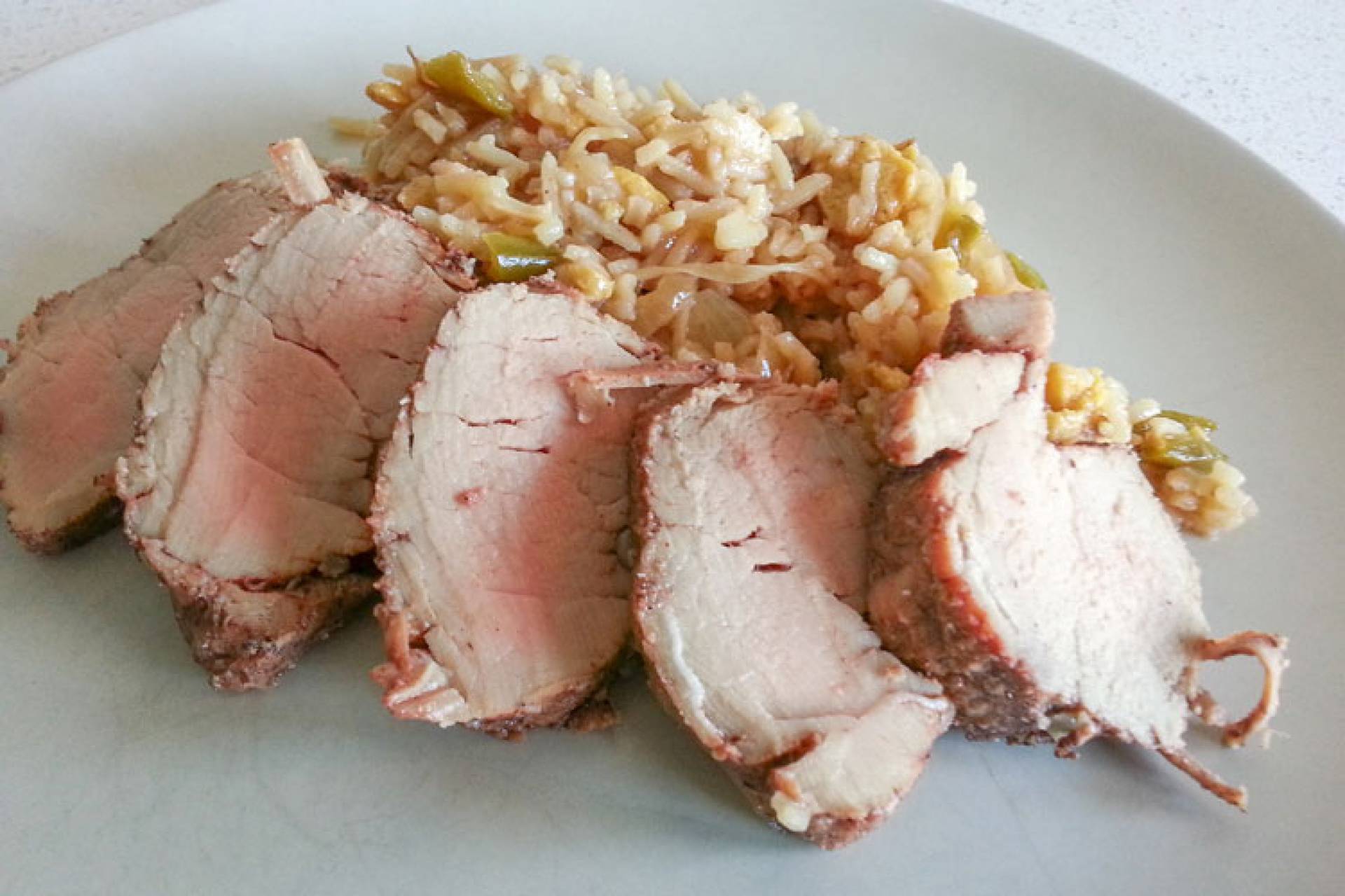 Lomo de cerdo acompañado de arroz con cebolla