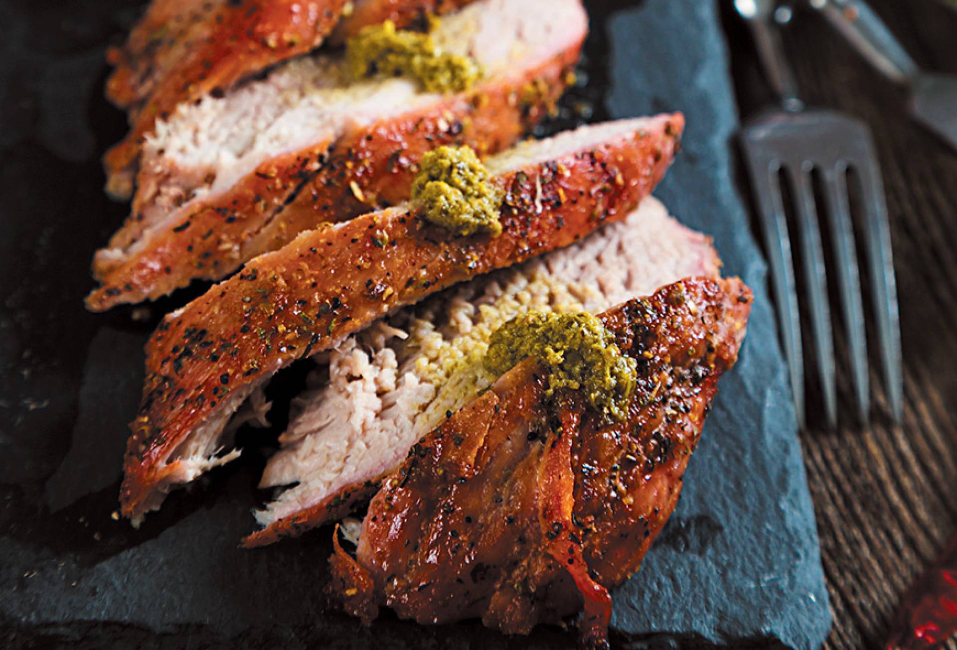 Lomo de cerdo en salsa chimichurri acompañado de arroz con vegetales