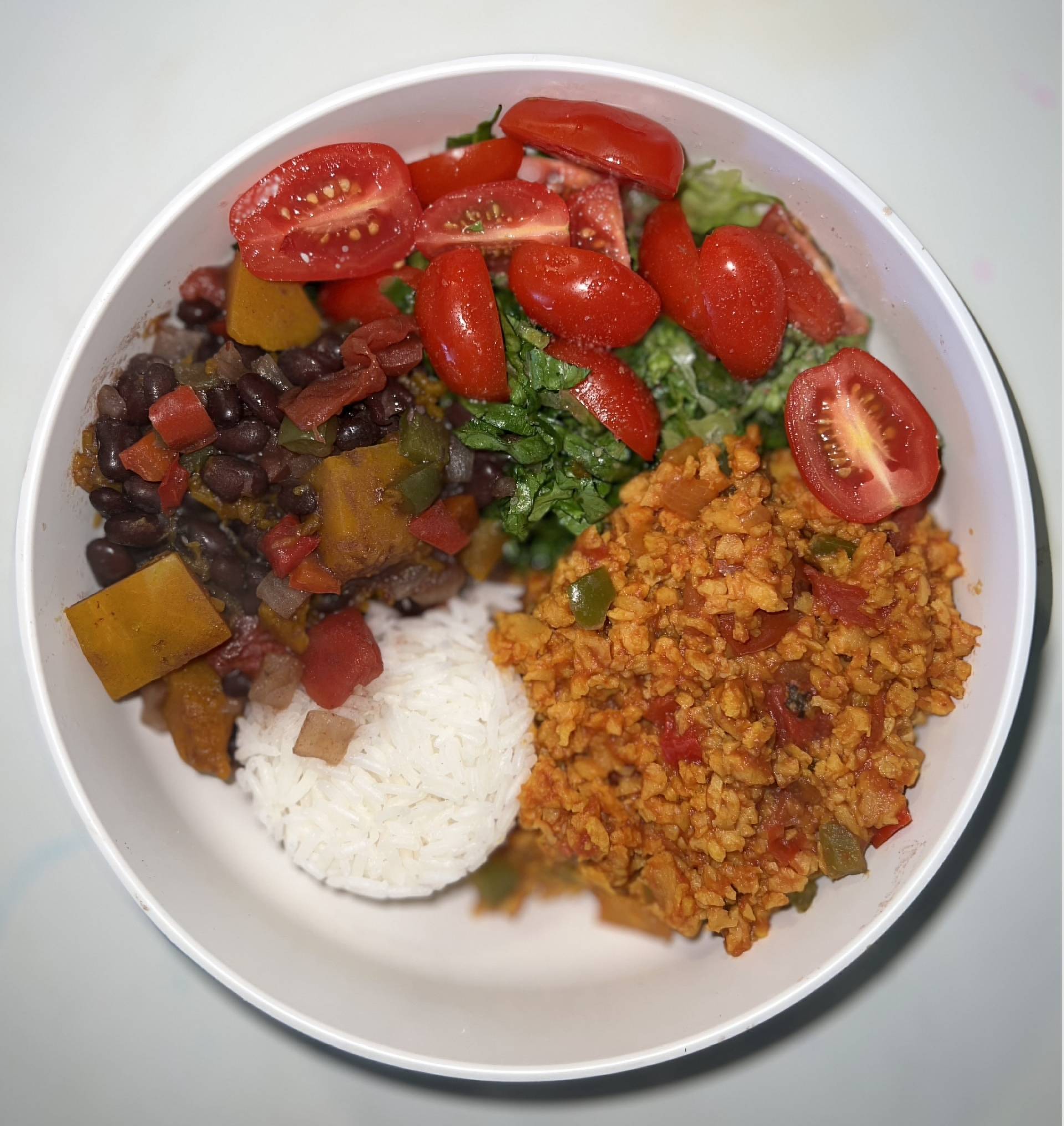 CRIOLLO BOWL: arroz, habichuelas guisadas, amarillos y molida de pavo