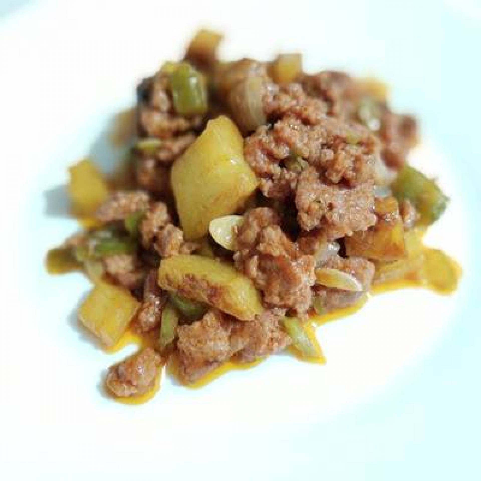 Picadillo de molida de pavo servido con papas horneadas