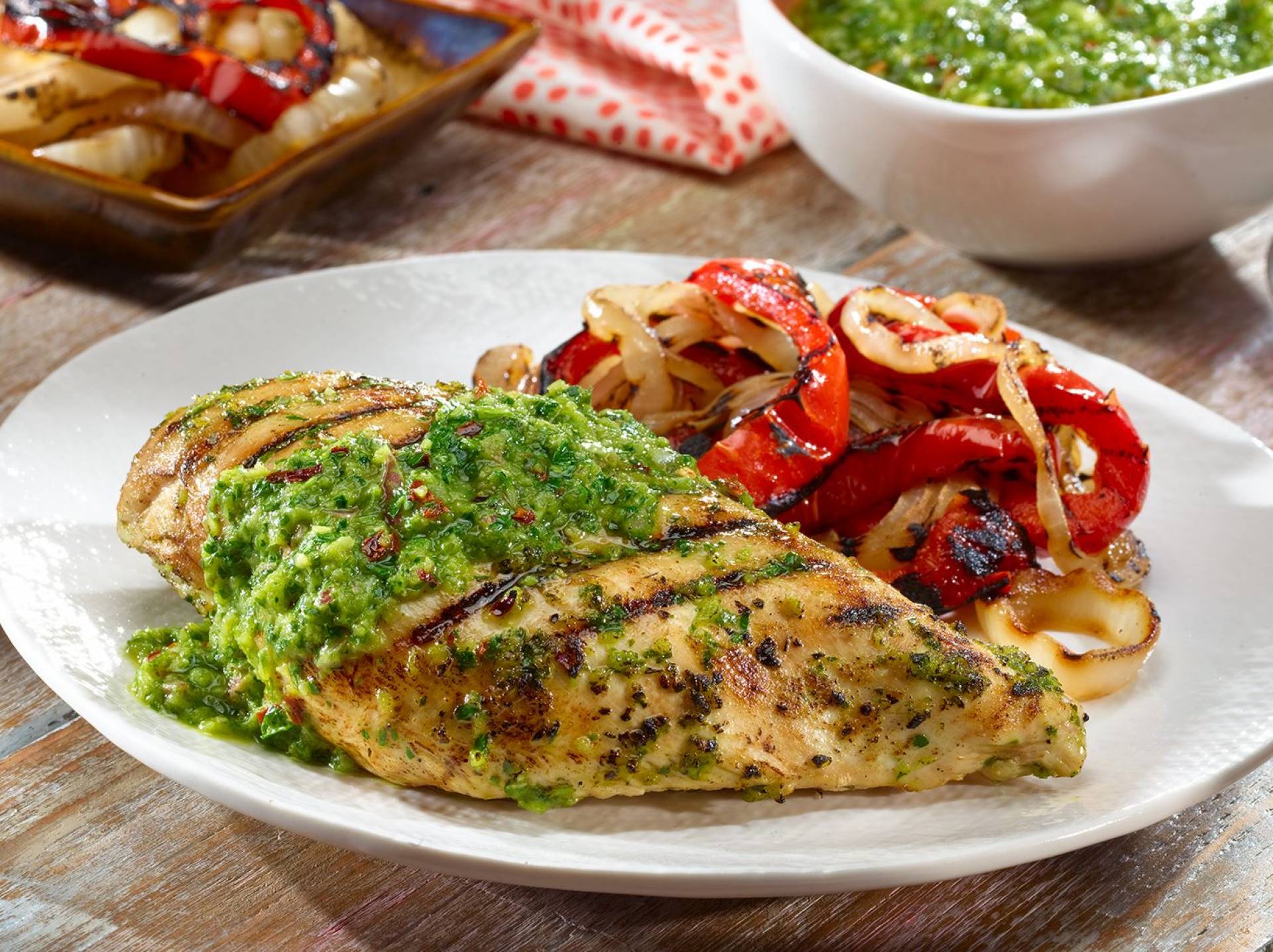 E.  Pechuga de pollo en salsa chimichurri servidas con vegetales gratinados