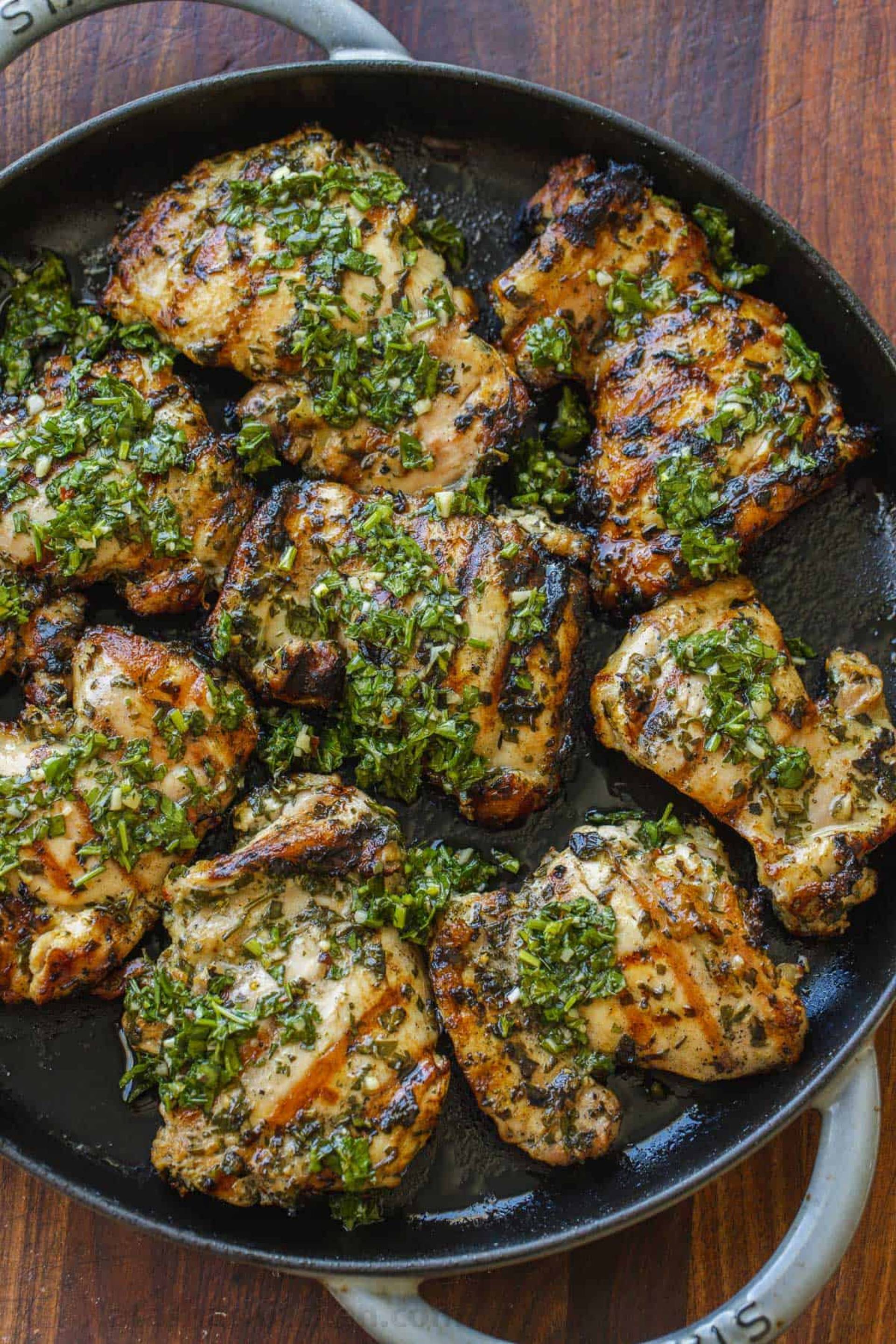 Pechuga de pollo en salsa chimichurri servidas con majado de viandas