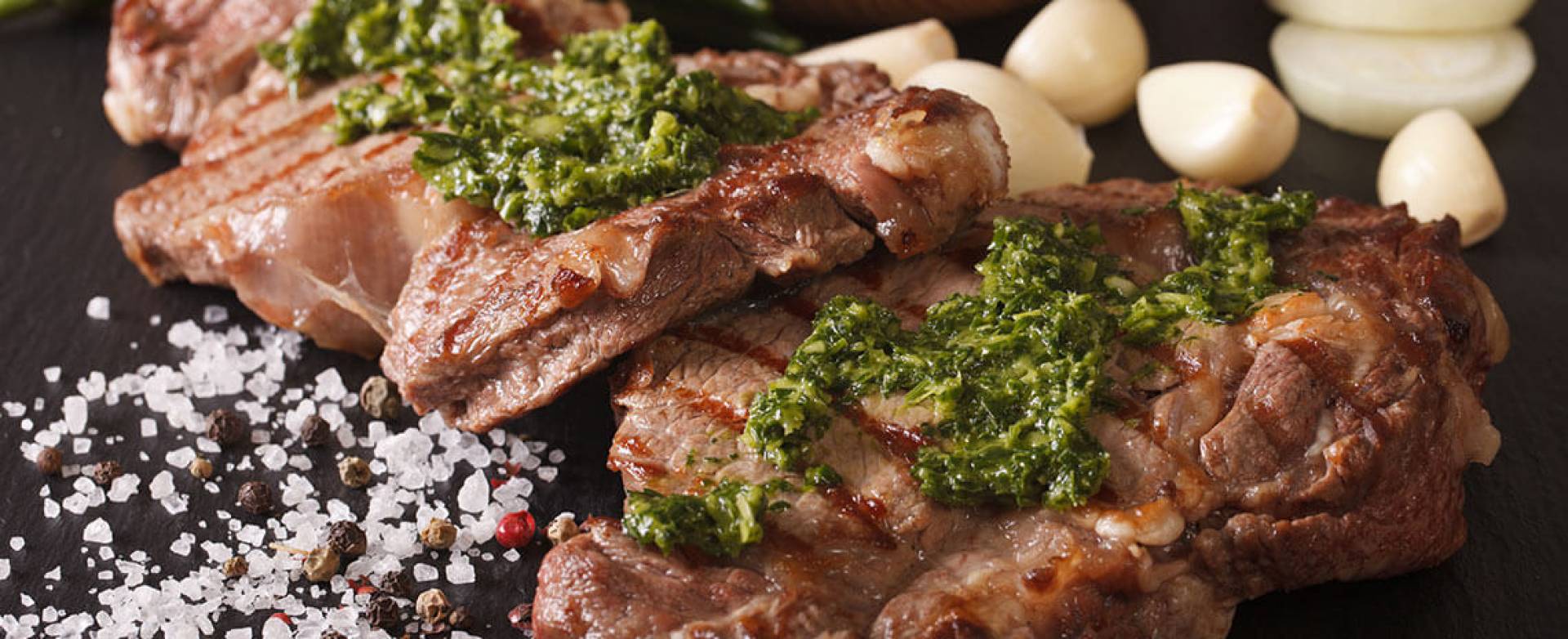 Tiras de res en salsa chimichurri sobre majado de batata