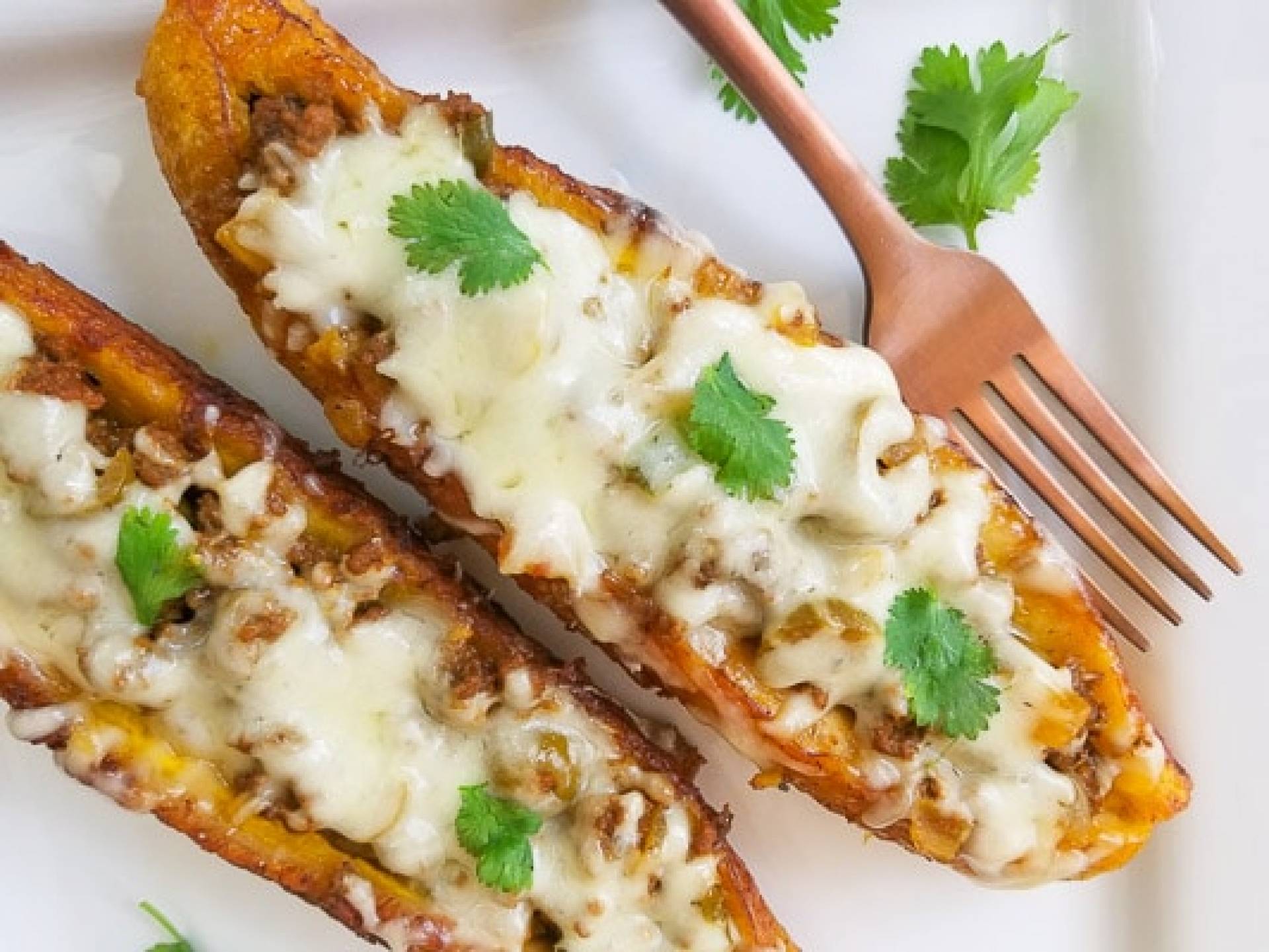 Canoa de amarillo rellena de pollo guisado servida  con ensalada verde