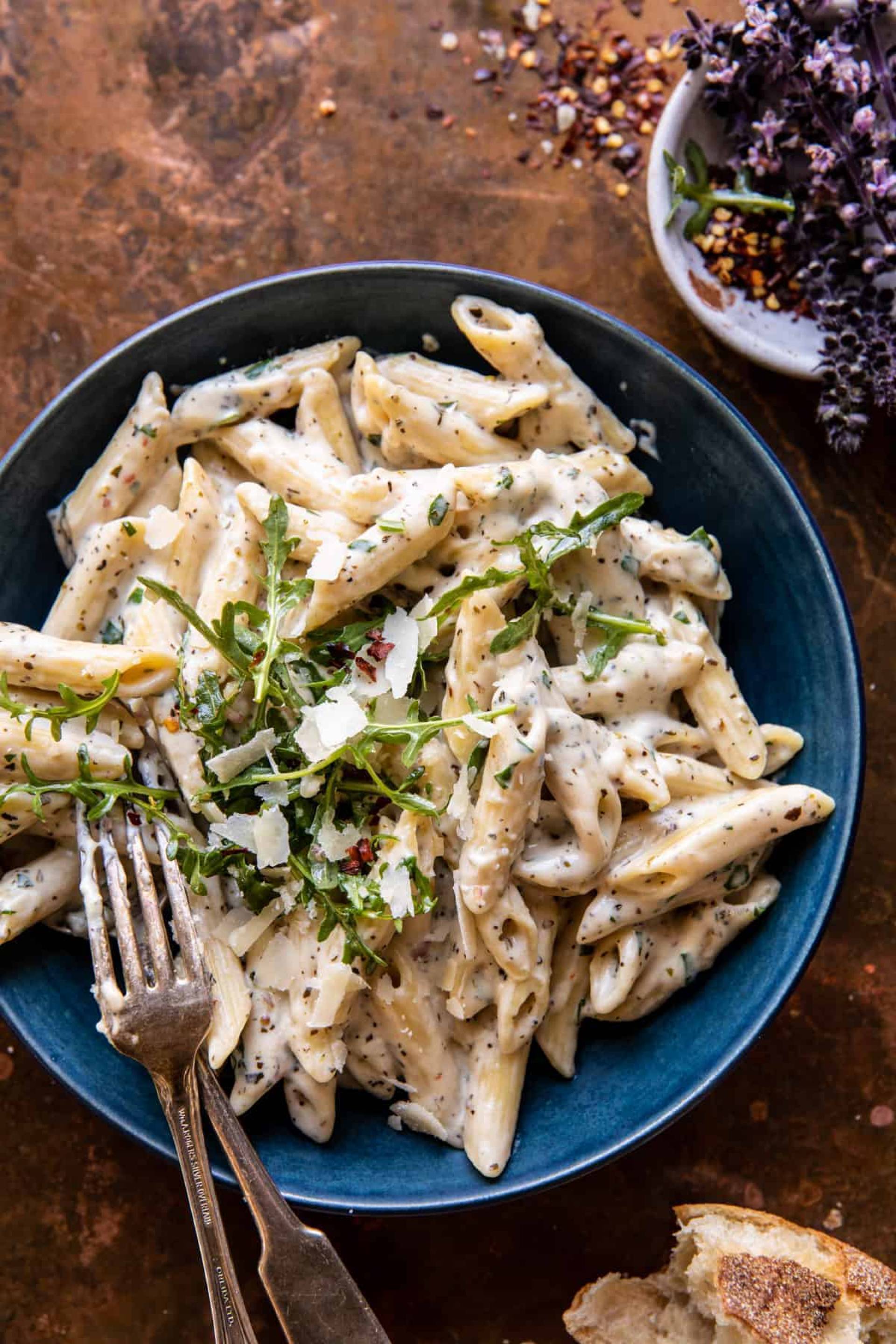 Pasta penne con pollo en salsa alfredo y ensalada