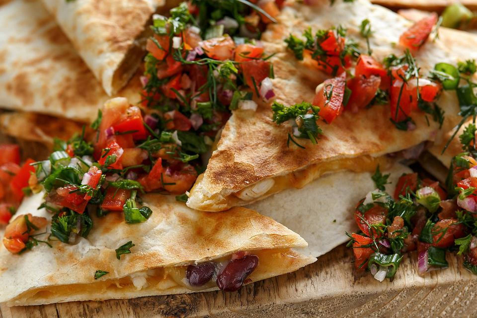 H.  Quesadilla de churrasco con guacamole y pico de gallo