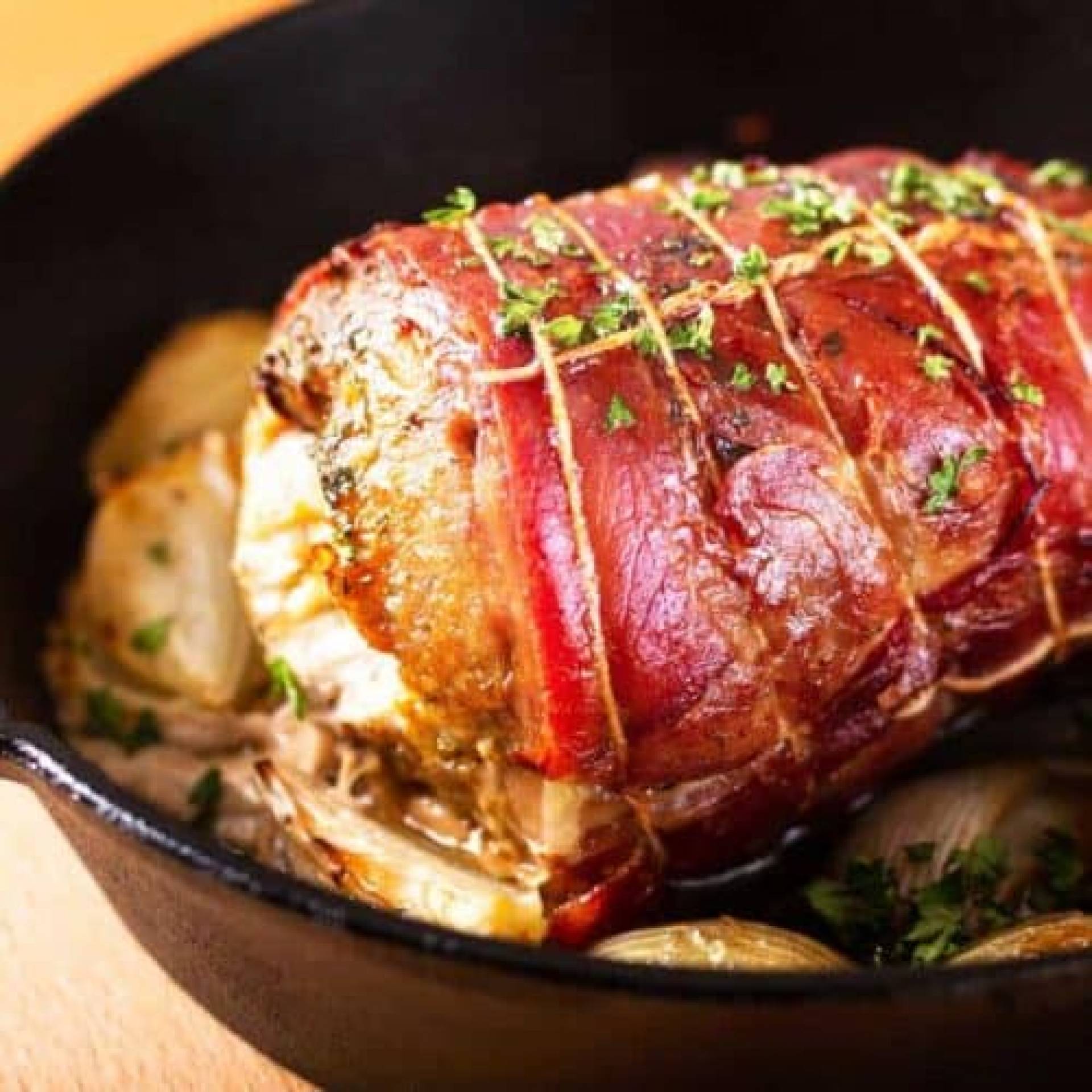 Lomo de cerdo relleno de queso servido con majado de batata