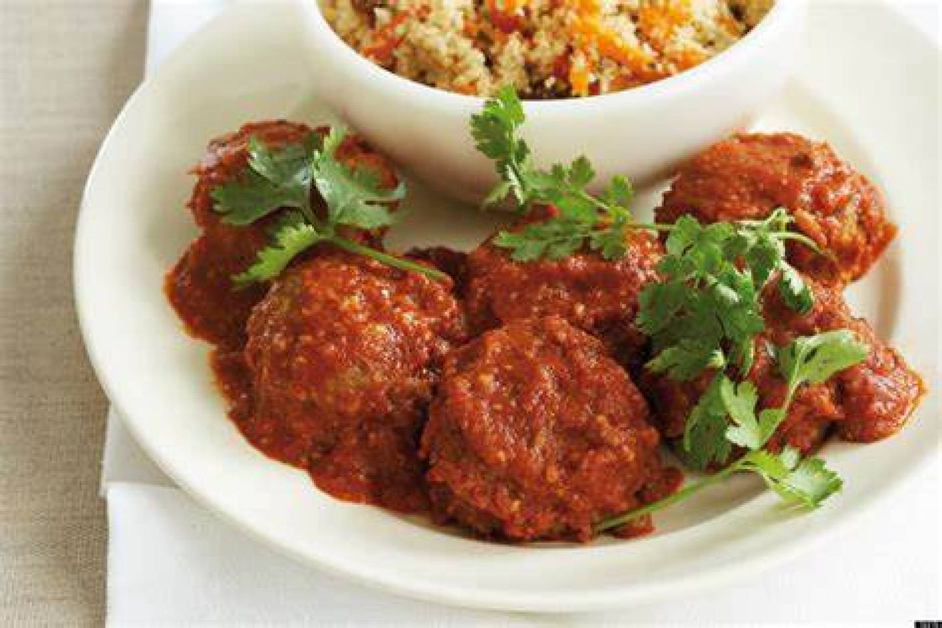 Albondigas en salsa criolla servidas con arroz de coliflor