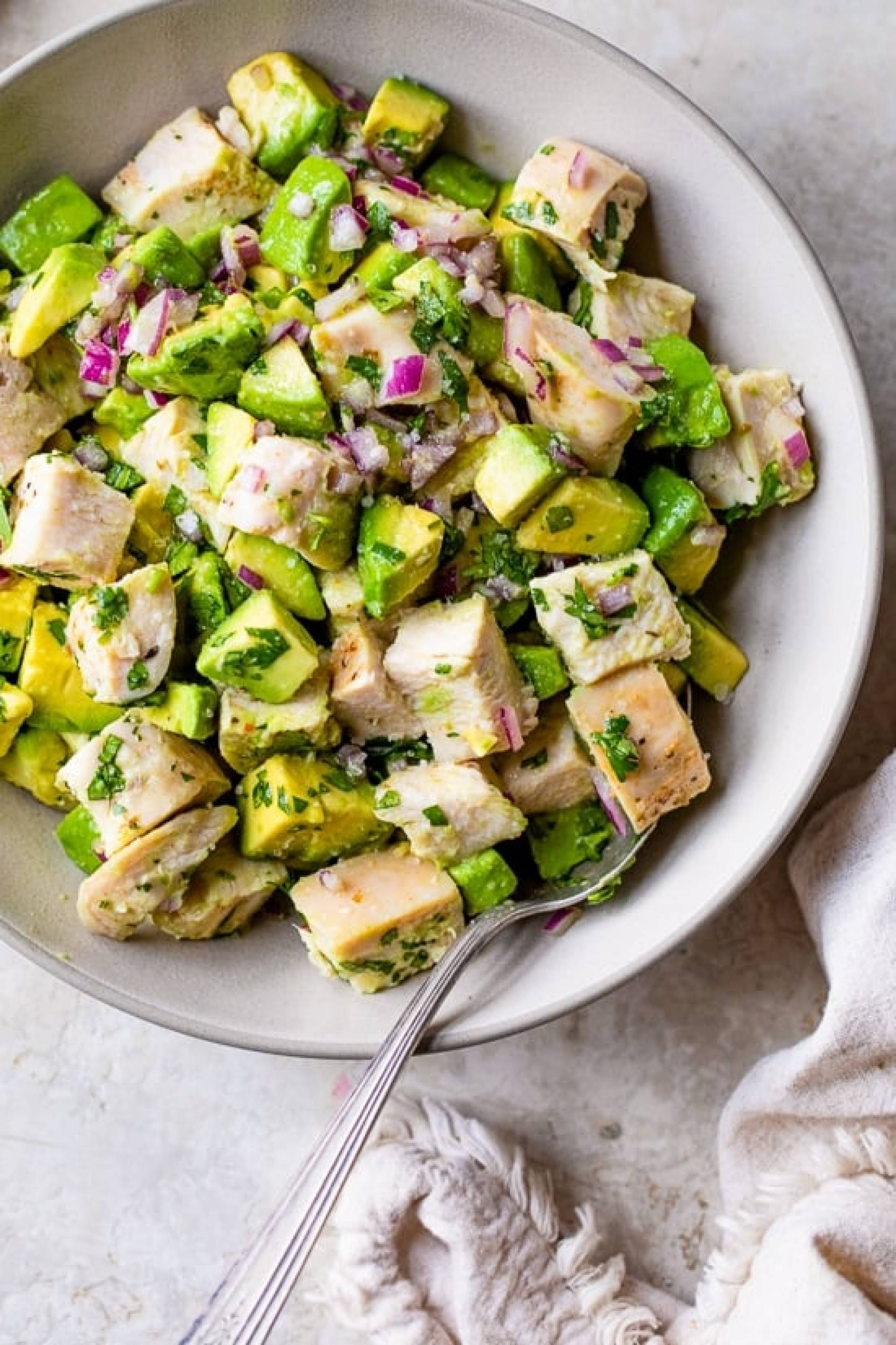 Avocado Chicken Salad con pita chips