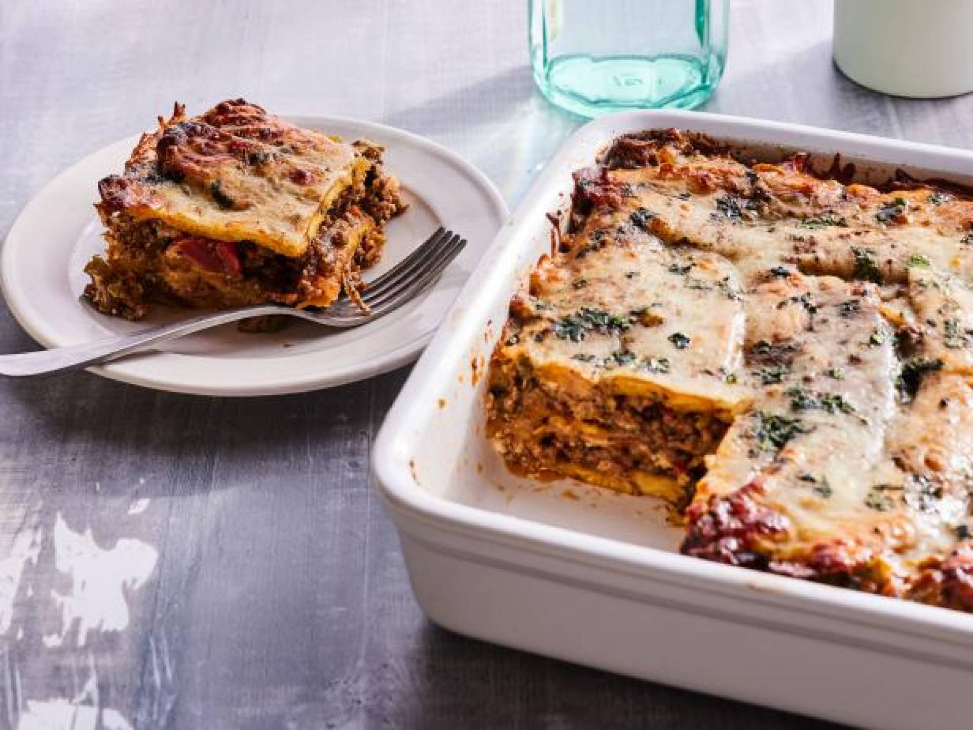 Pastelon de amarillo relleno de molida de pavo con ensalada verde