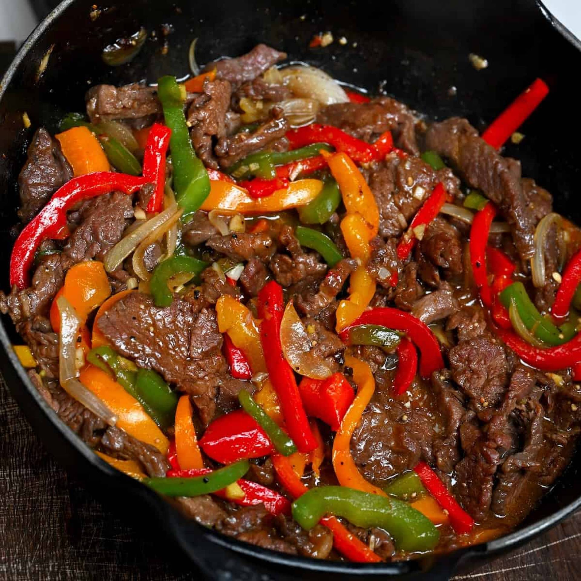 Pepper Steak servido con arroz  chino estilo DH (no frito)