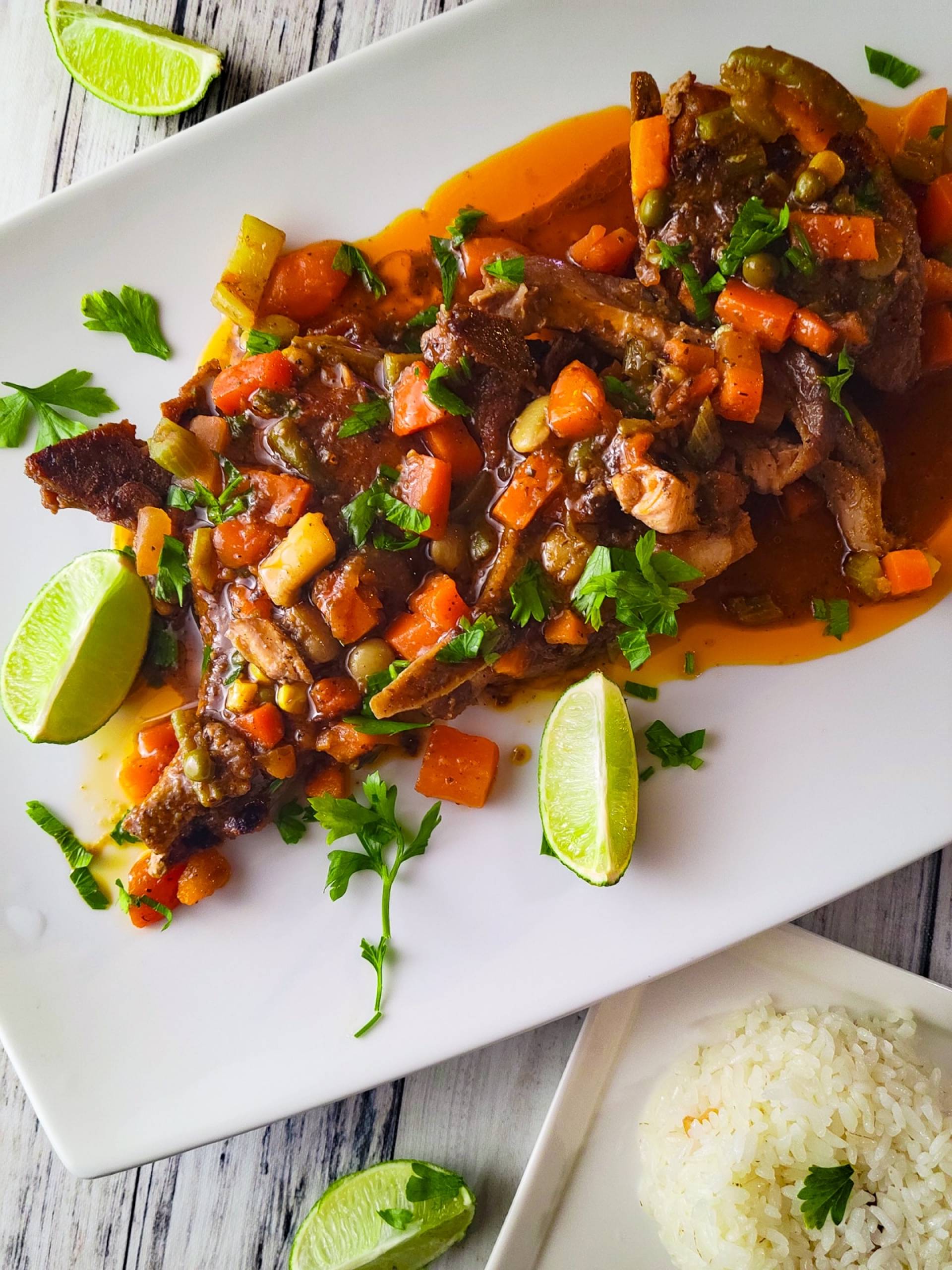 Chuleta al horno a la jardinera servida con de arroz provenzal