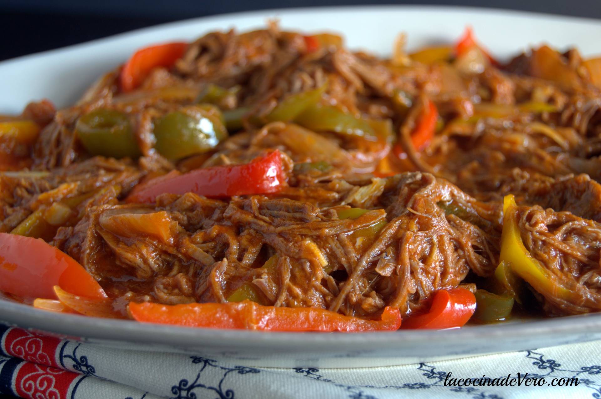 Ropa vieja en salsa criolla servido con arroz mamposteao