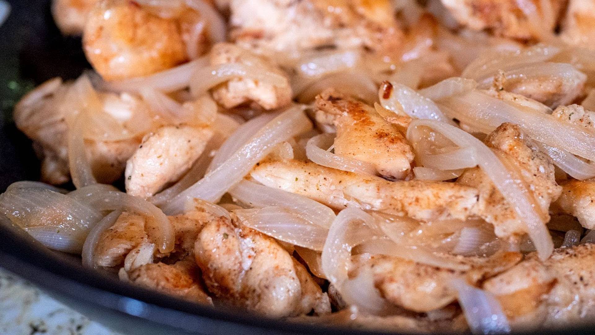 D.  Pollo estilo bistec encebollado servida con majado de bróccoli y coliflor salteados en mantequilla y ajo (cals. 437)