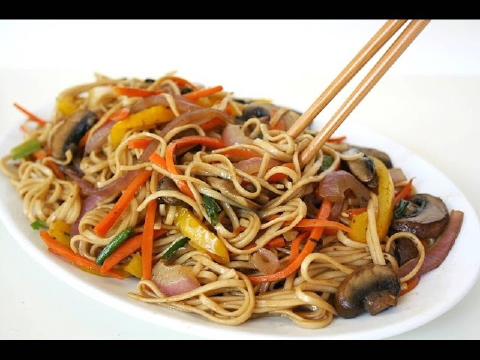 Lo mein de pollo con vegetales