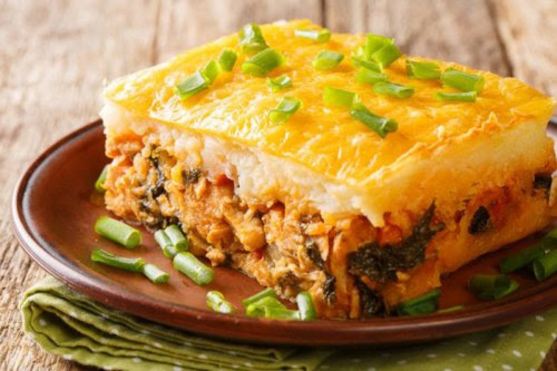 G. Pastelon de papa relleno de molida de pavo acompañado con ensalada fresca (cals. 492)