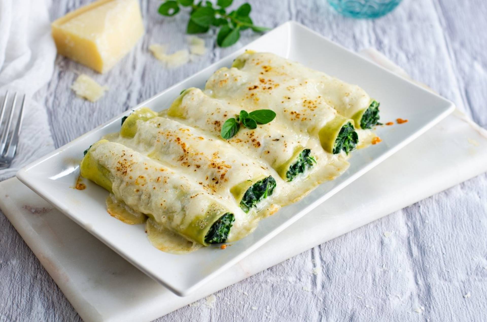 Canelones rellenos de pollo, queso ricotta y espinaca con ensalada verde