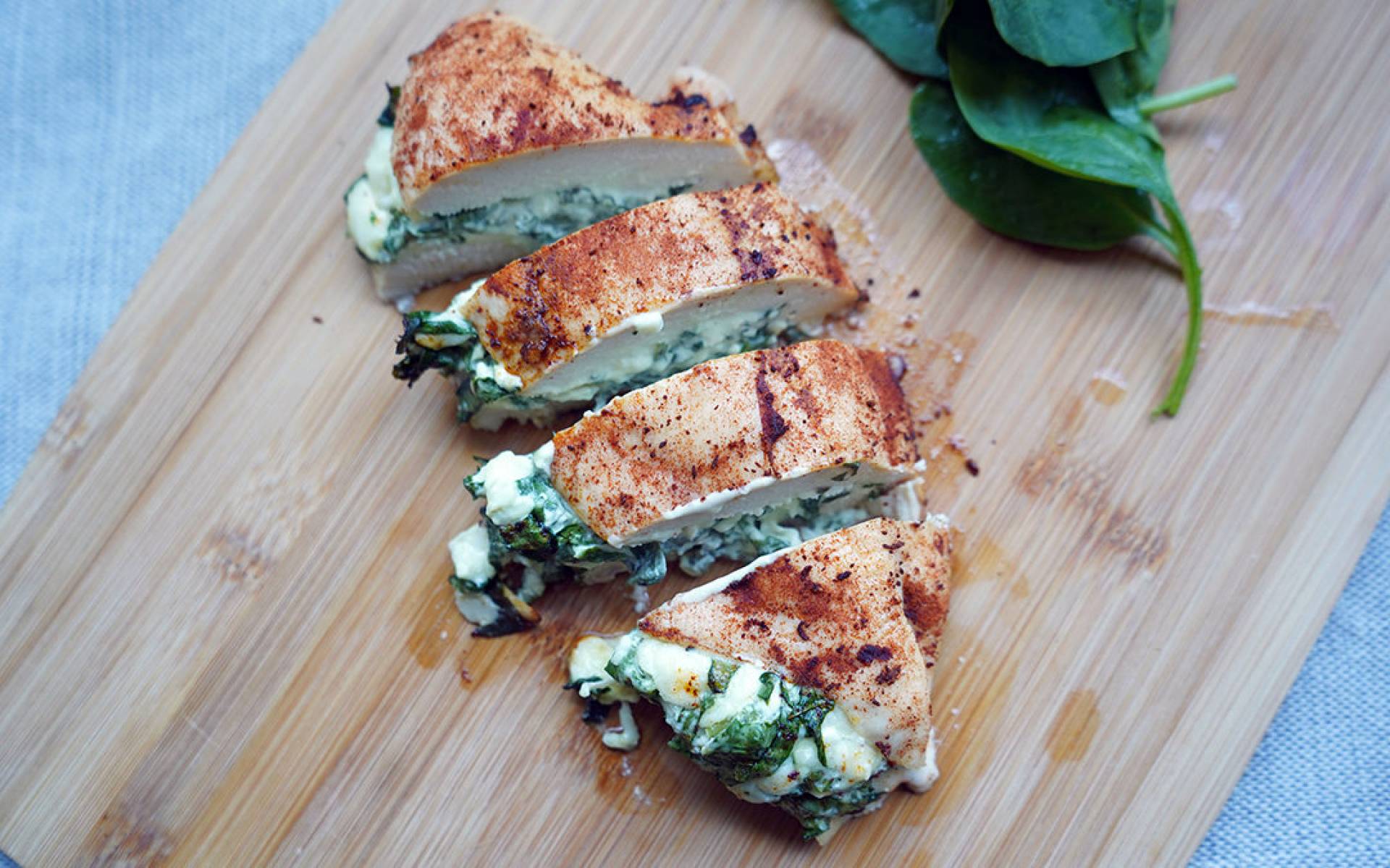 Pollo relleno de queso ricotta y espinaca con vegetales salteados