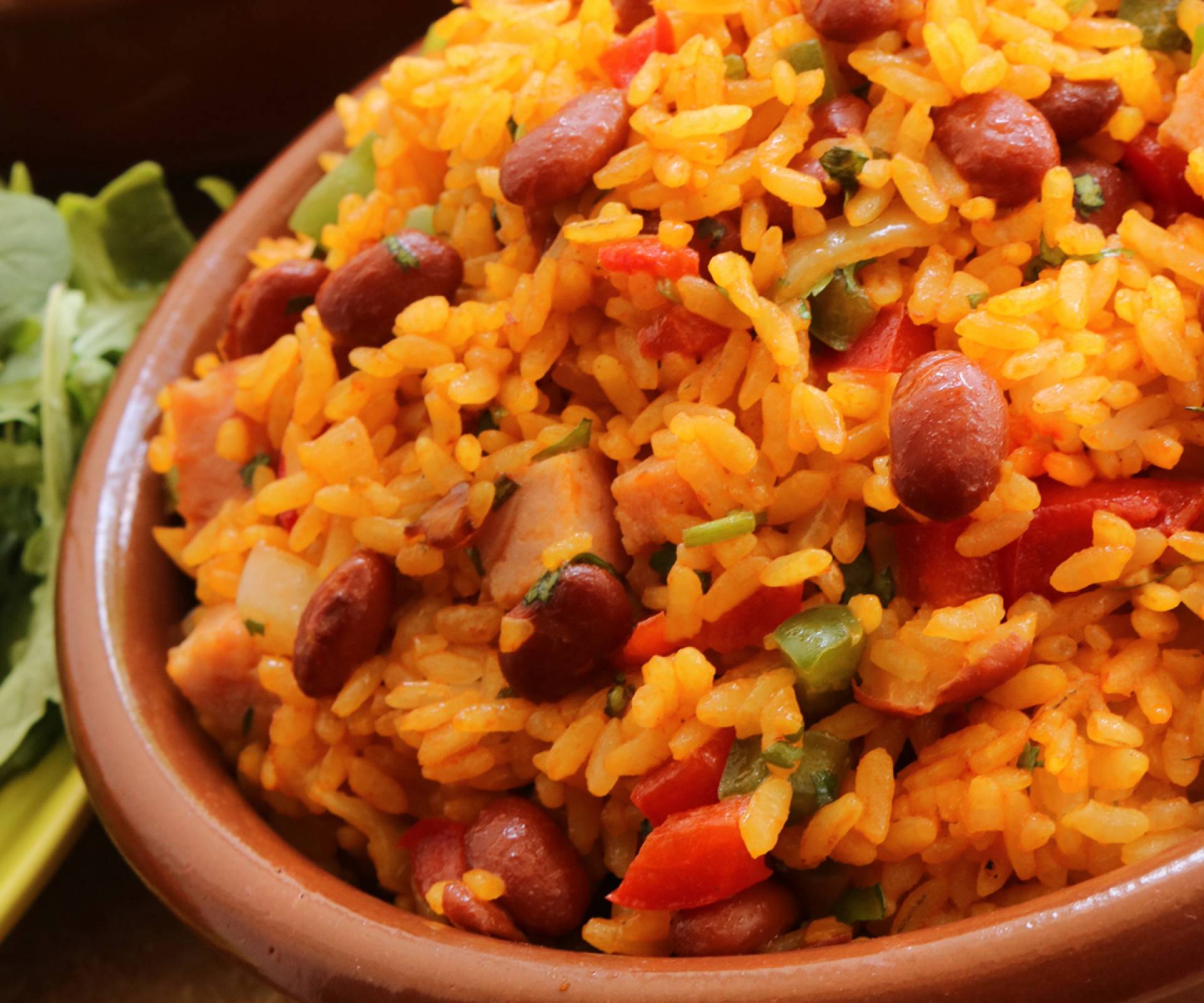 Pollo relleno de amarillo acompañado de arroz mamposteao'