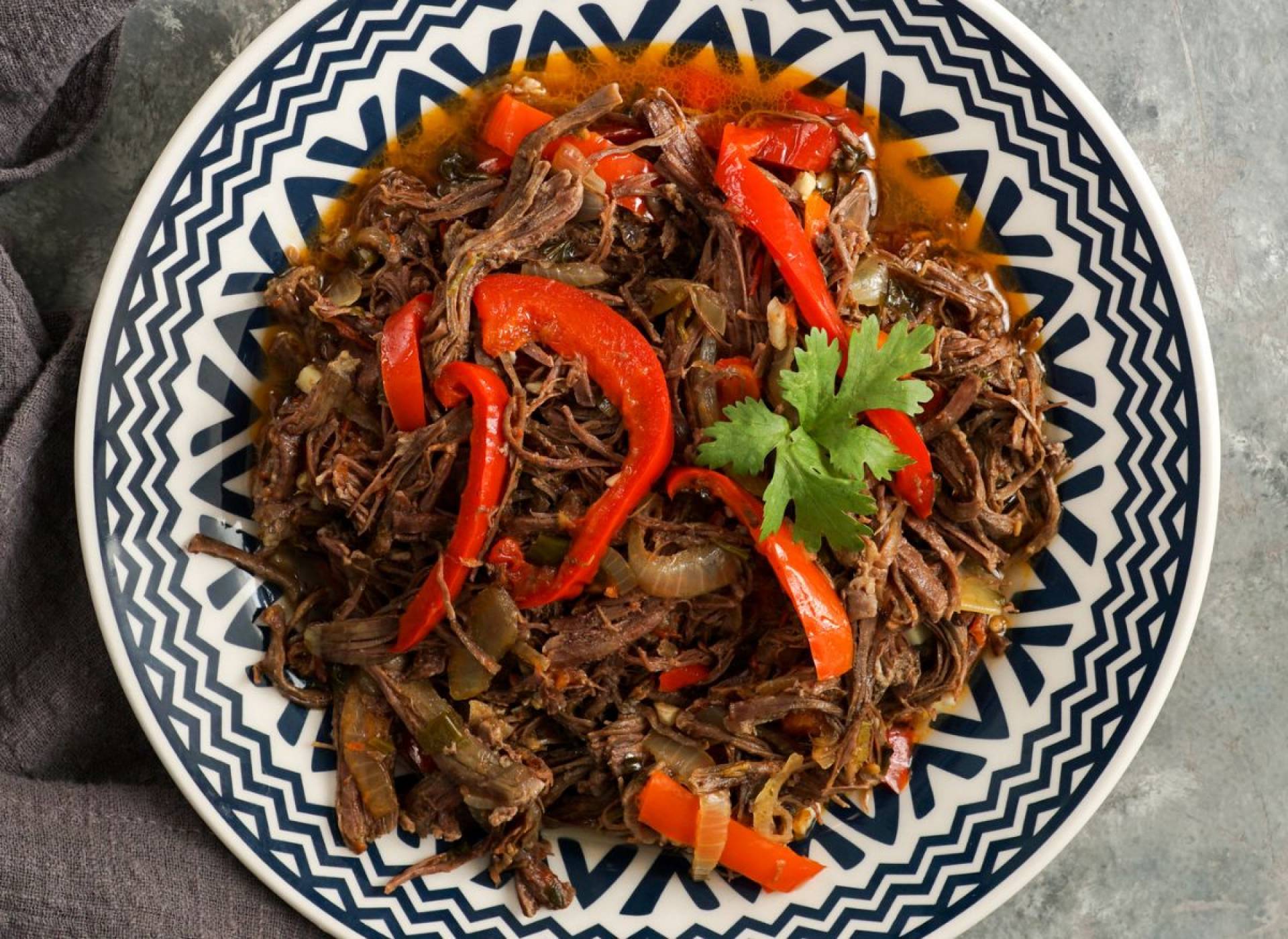 Ropa vieja con arroz y vegetales