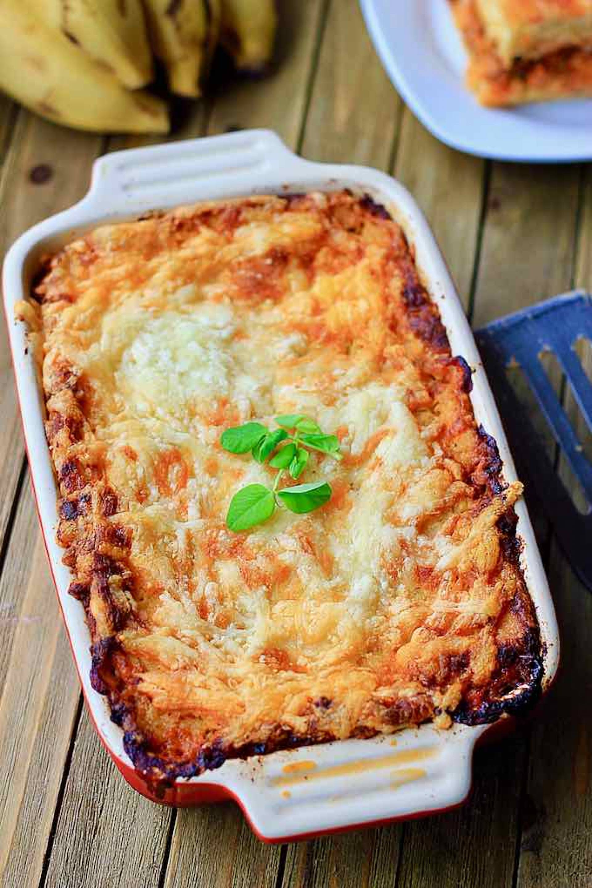 Pastelon de amarillo relleno de pollo guisado con ensalada