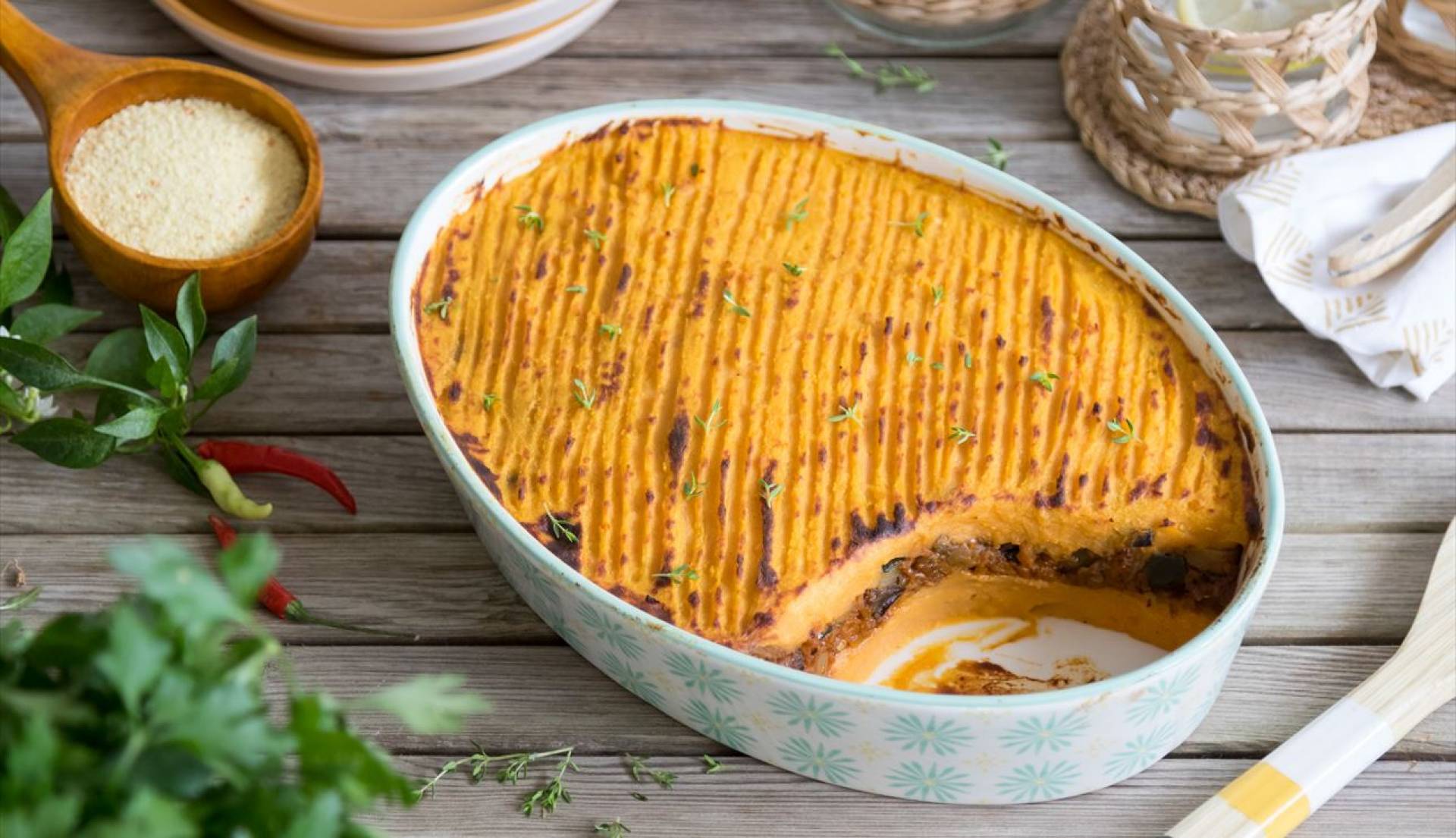 Pastelon de viandas relleno de carne guisada acompañado con ensalada