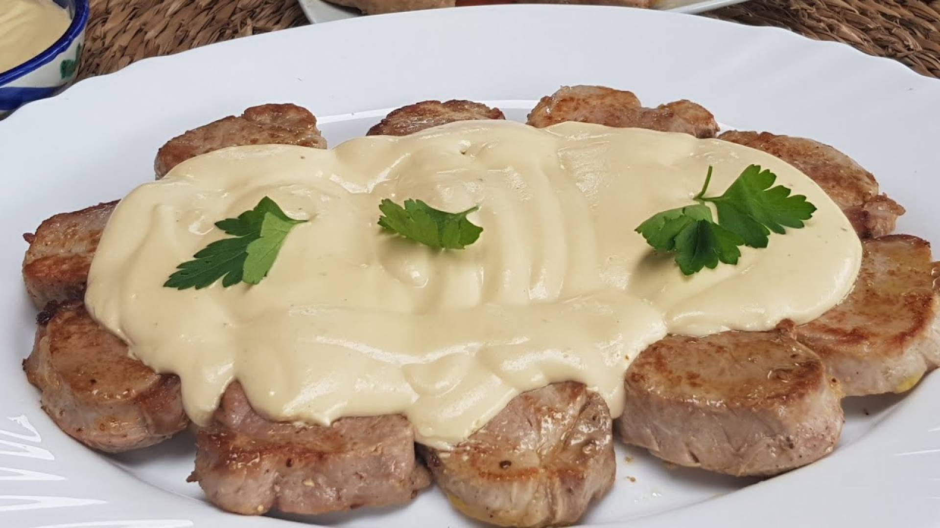 Lomo de cerdo en salsa de queso servido con vegetales salteados