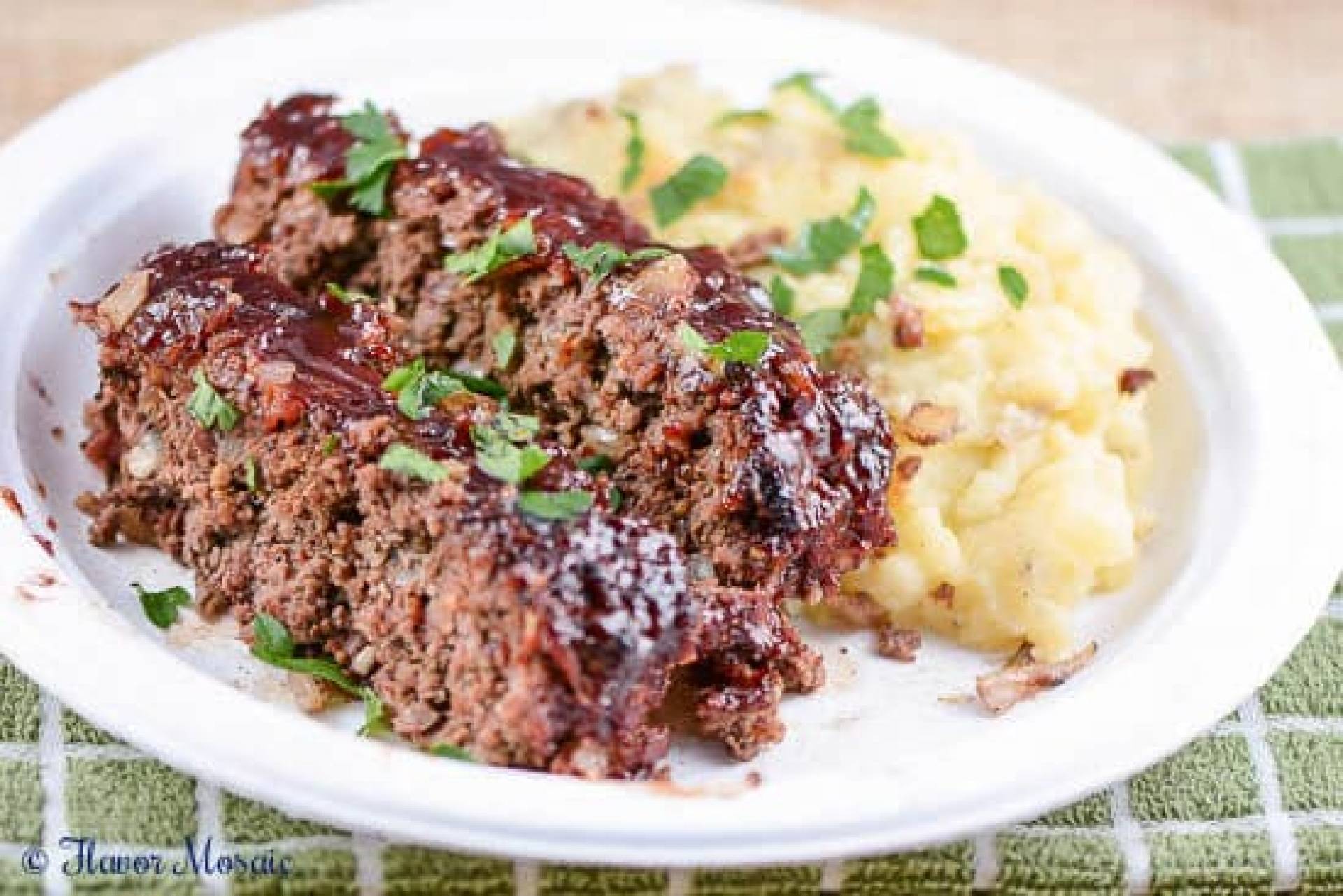 Meatloaf de pavo en salsa BBQ servido con papas escalofadas