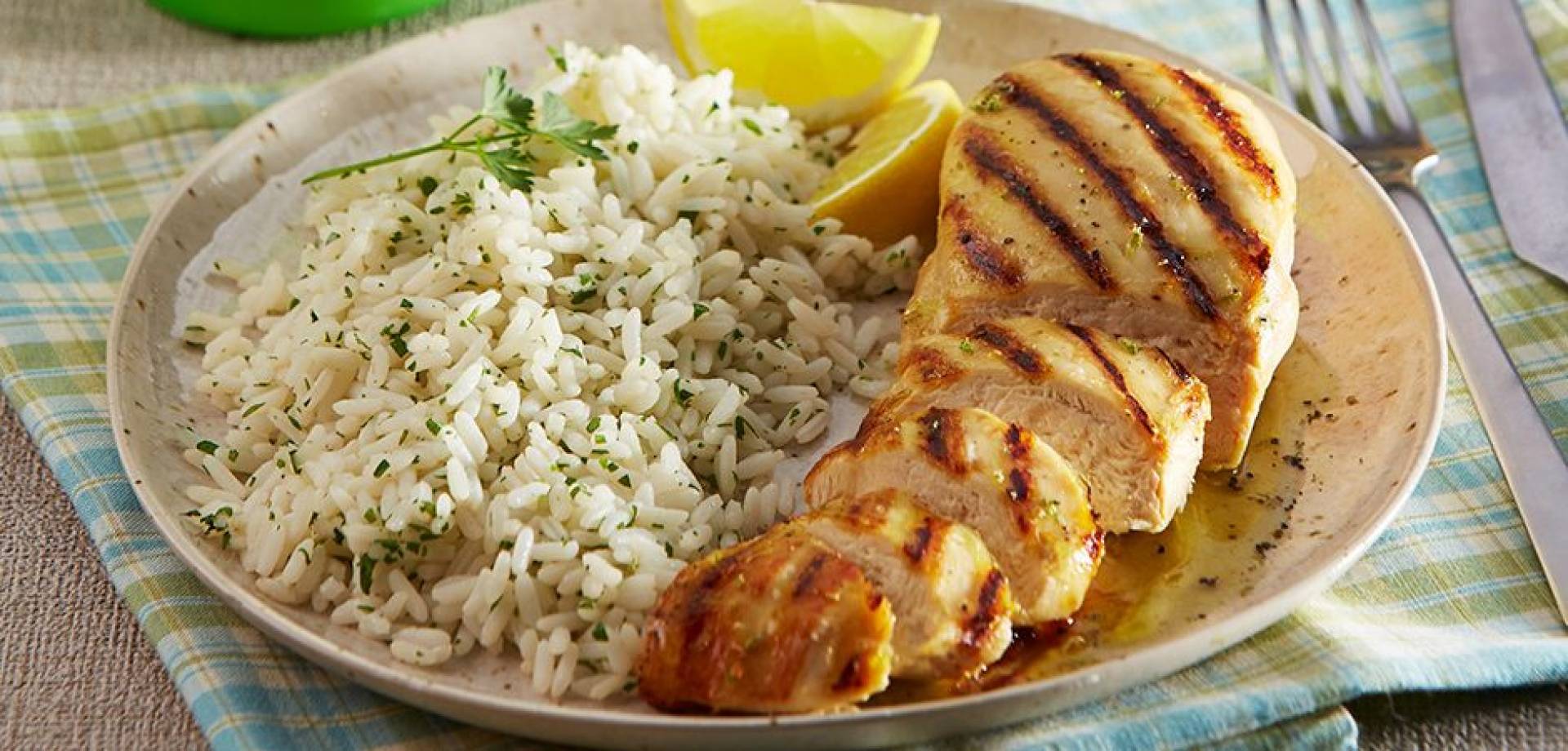 I.  Pollo relleno de amarillo acompañado de arroz con cilantro