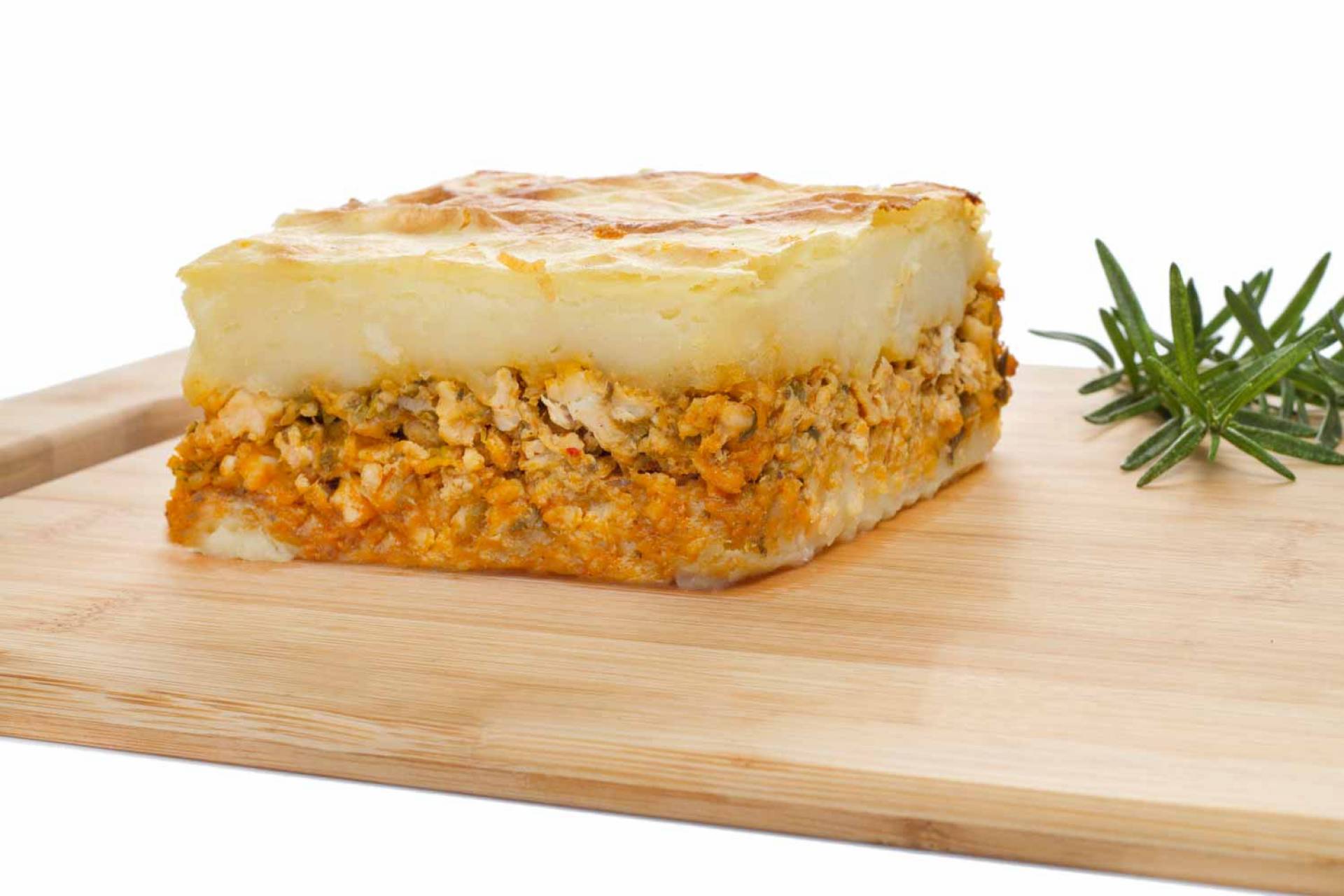 Pastelon de viandas relleno de pollo guisado acompanado con pan con ajo