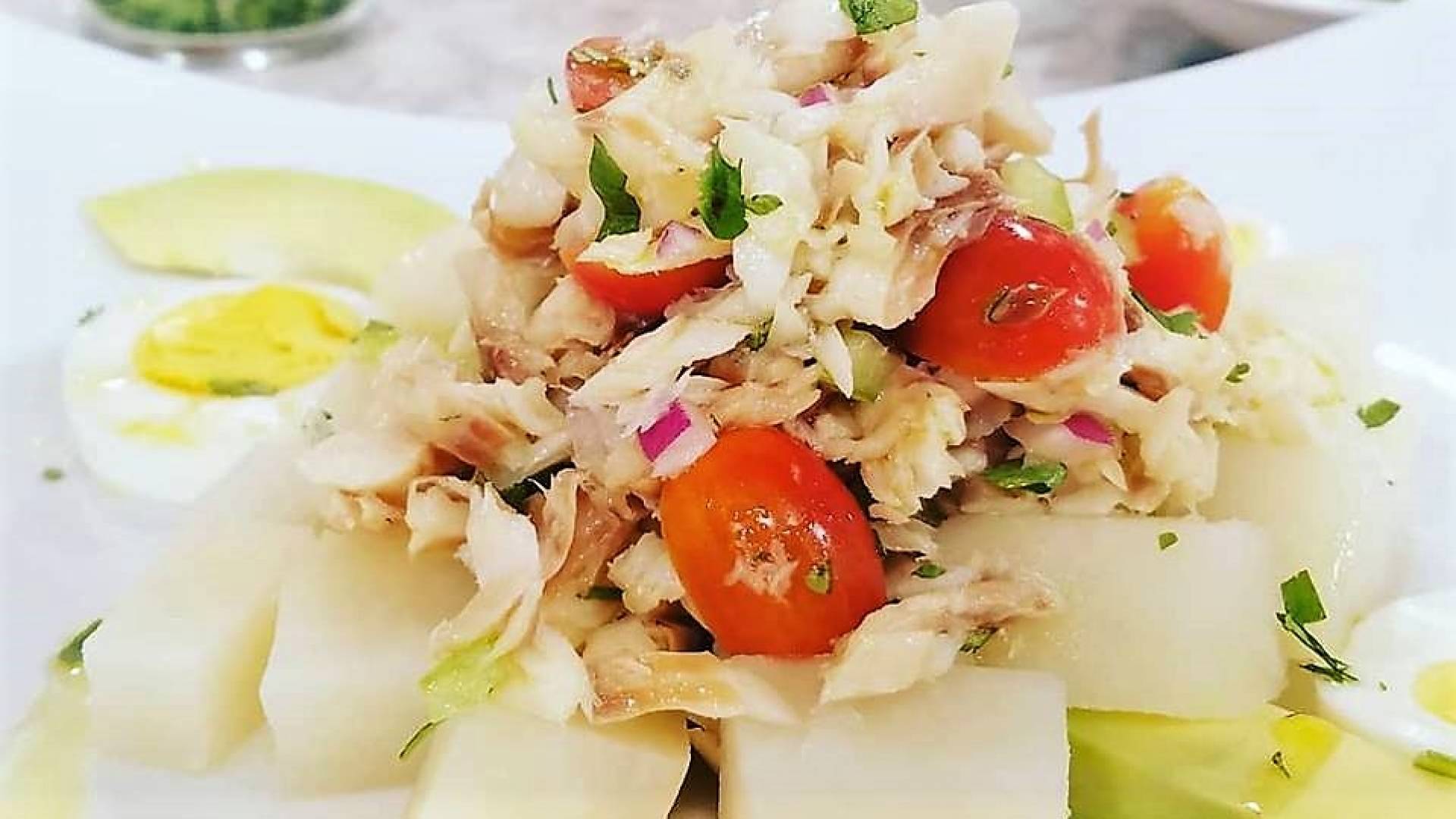 h.  Serenata de bacalao con majado de yuca