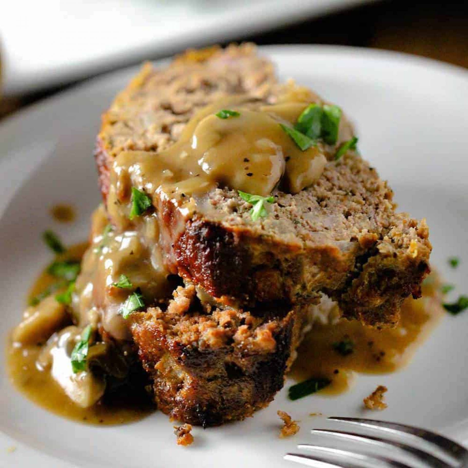 C. Meatloaf de pavo en salsa de queso con vegetales salteados (cals. 477)