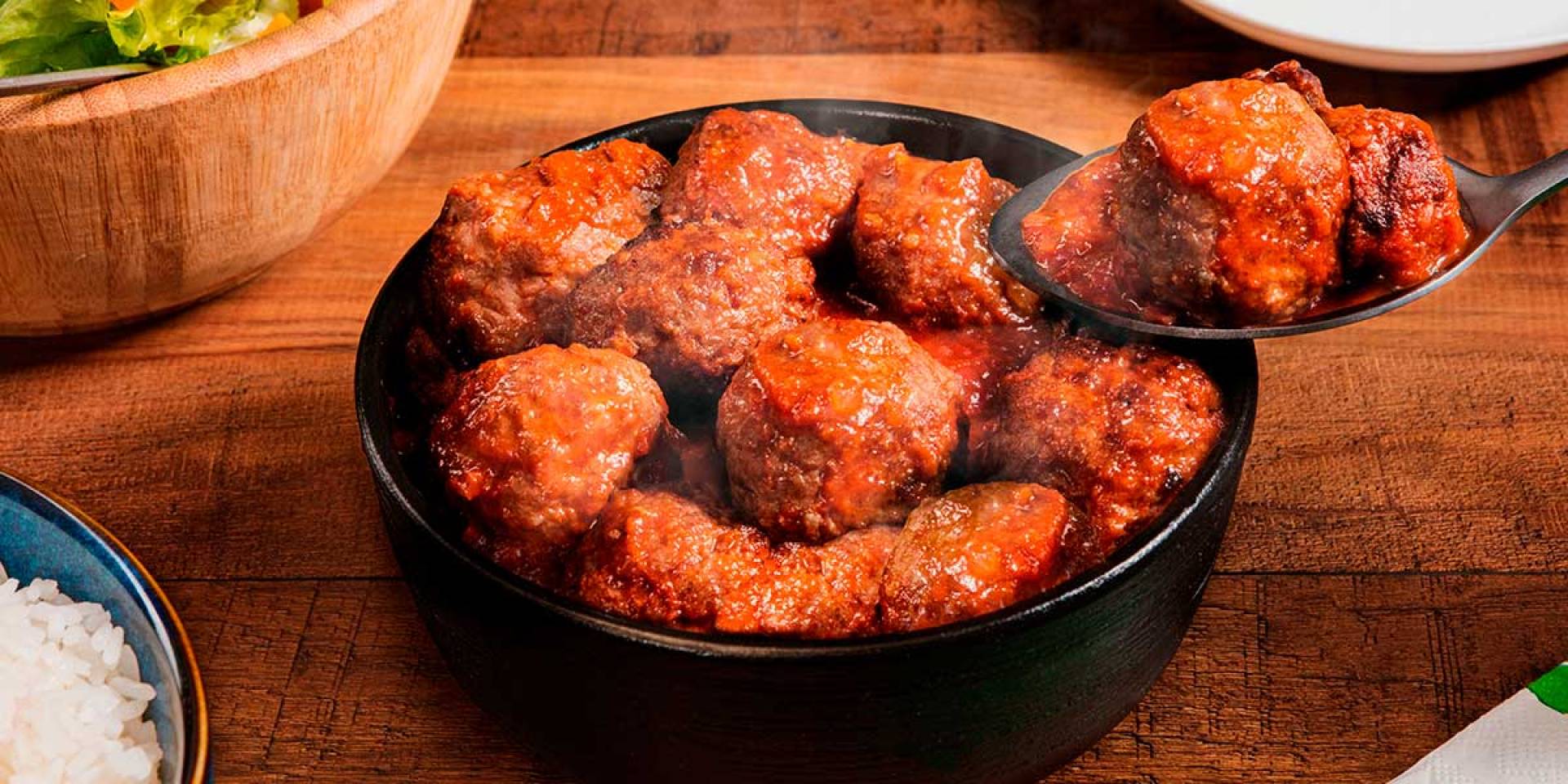 F. Albóndigas de pavo en salsa criolla acompañado de pastelon de arroz relleno de queso y espinaca