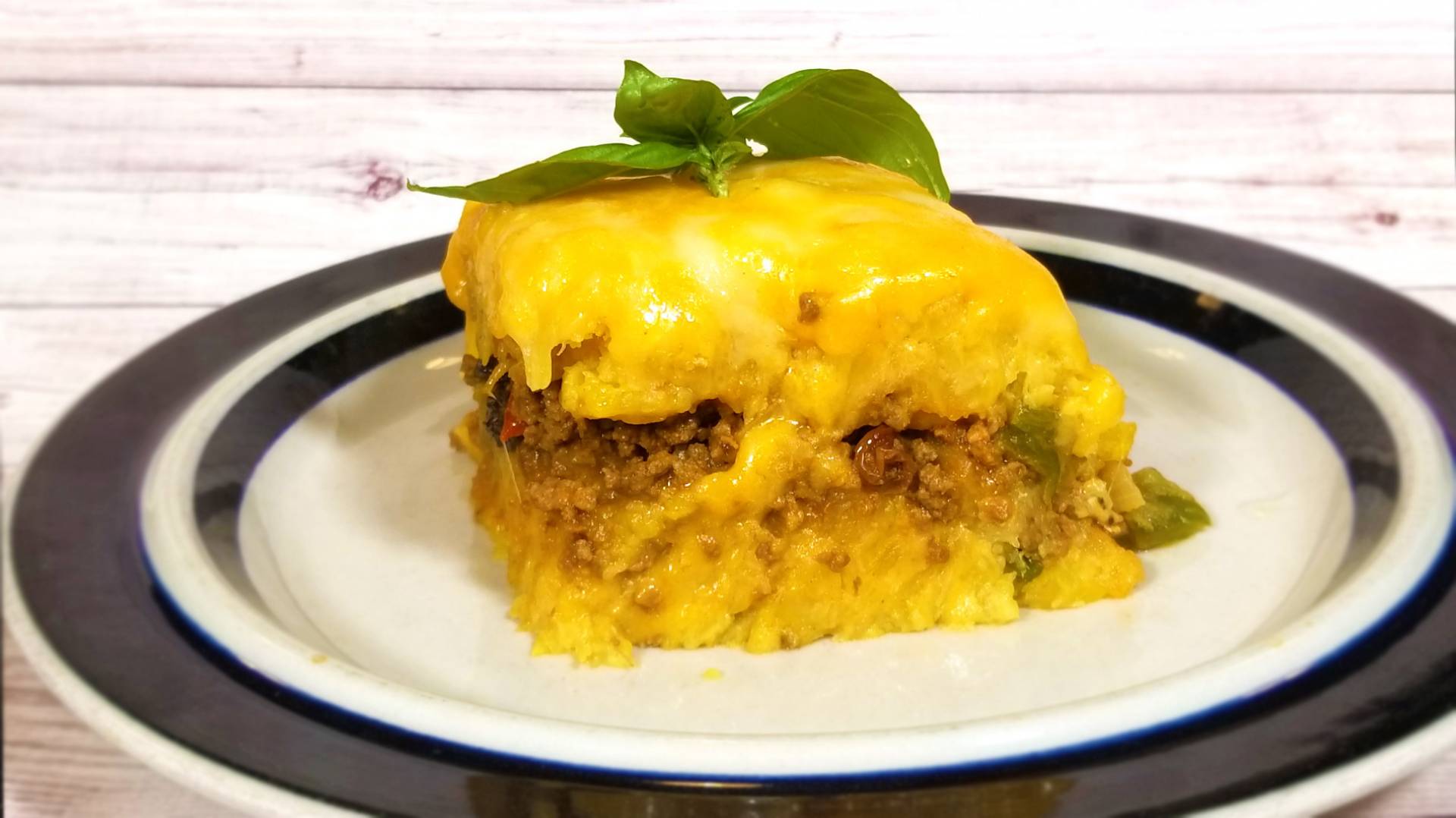 B. Pastelón de amarillo relleno de molida de pavo, servido con ensalada de granos. (Cals. 497)