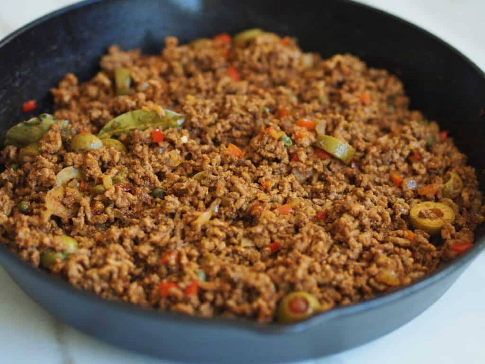 D. Picadillo estilo cubano acompañado de arroz congris y amarillos (Cals. 499)